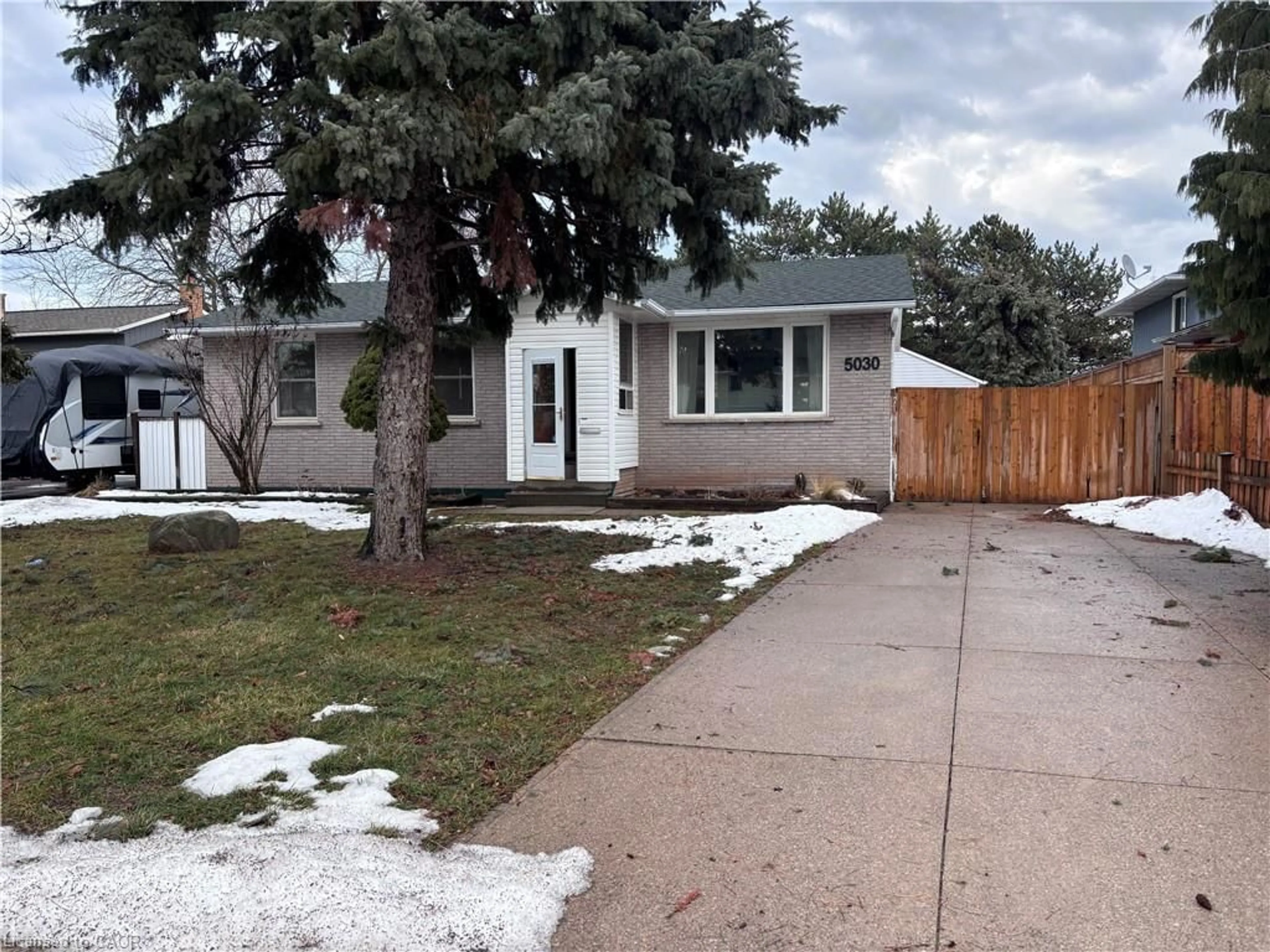 Home with vinyl exterior material, street for 5030 Hartwood Ave, Beamsville Ontario L0R 1B5