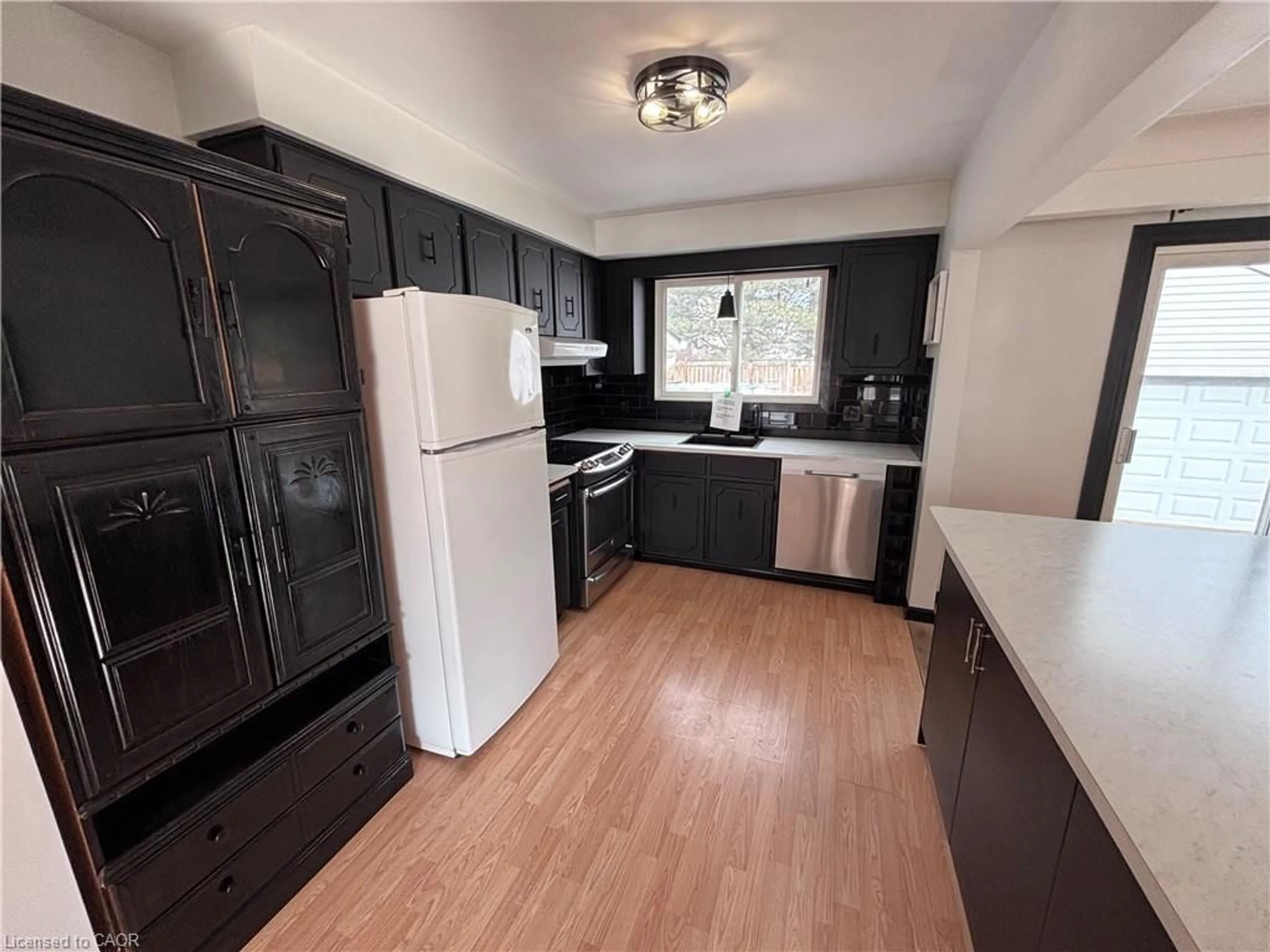 Standard kitchen, wood/laminate floor for 5030 Hartwood Ave, Beamsville Ontario L0R 1B5