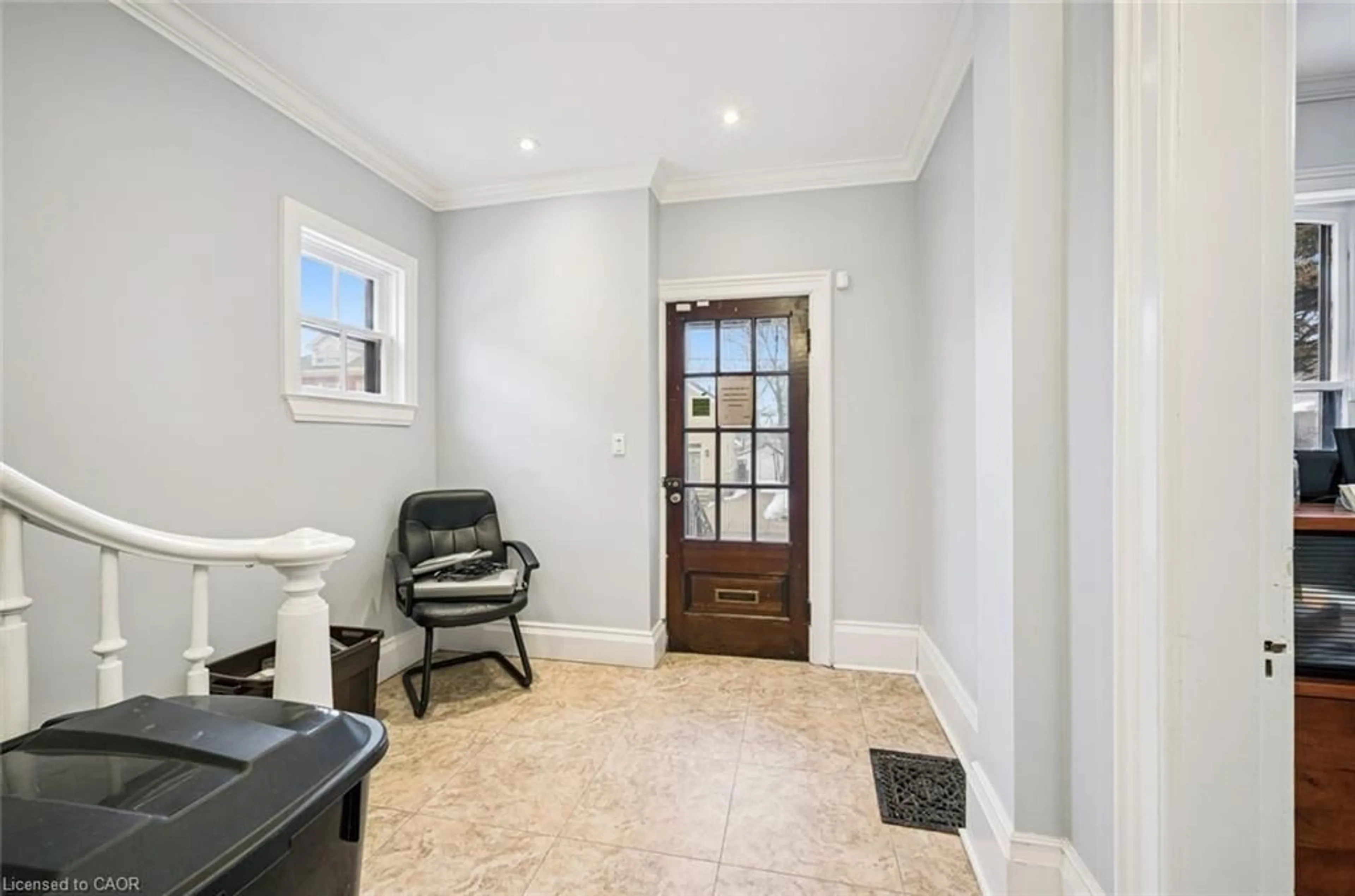Indoor entryway for 109 College St, Kitchener Ontario N2H 5A2