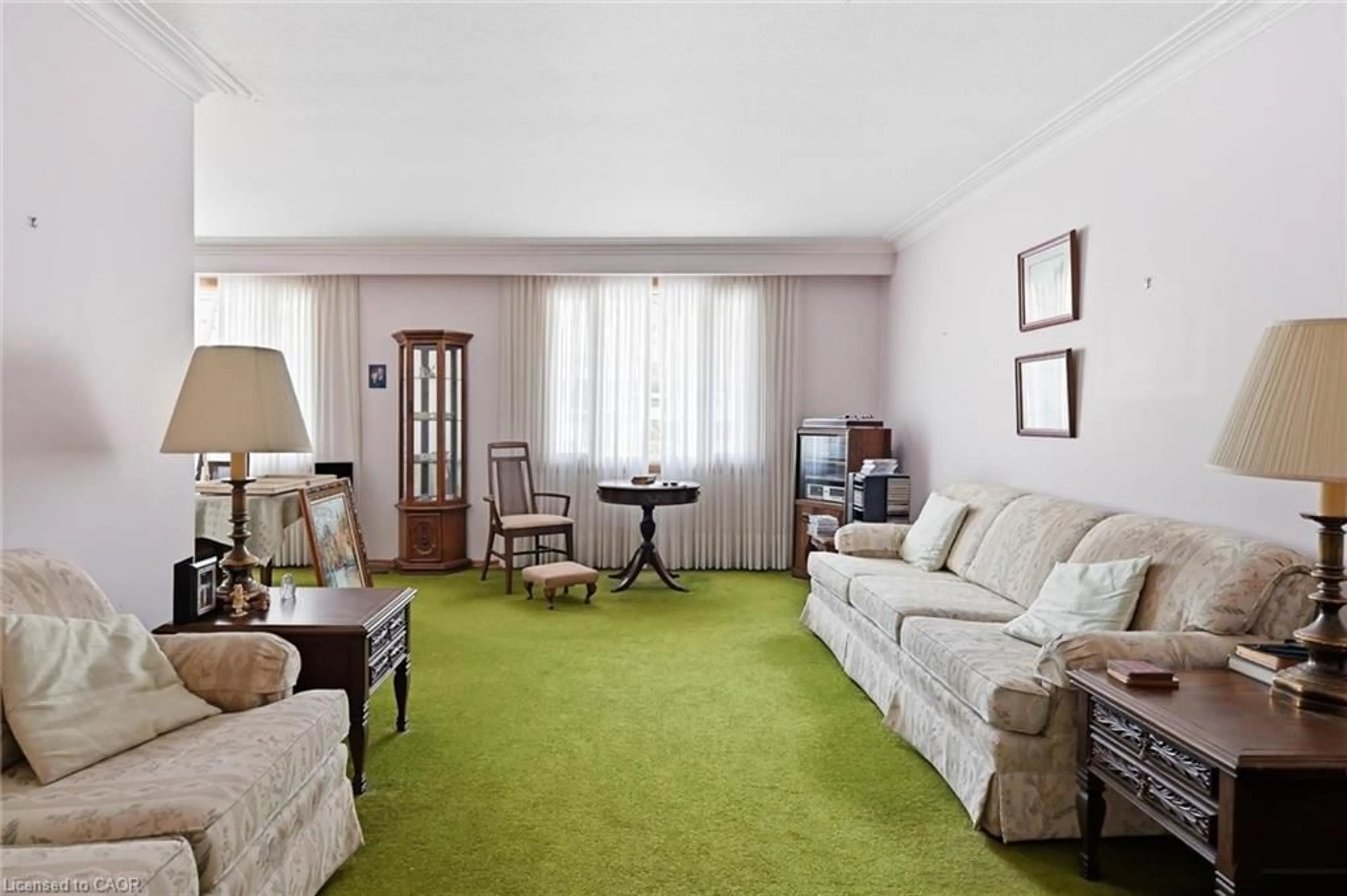 Living room with furniture, carpet floor for 645 Bridle WOOD, Burlington Ontario L7L 4E2