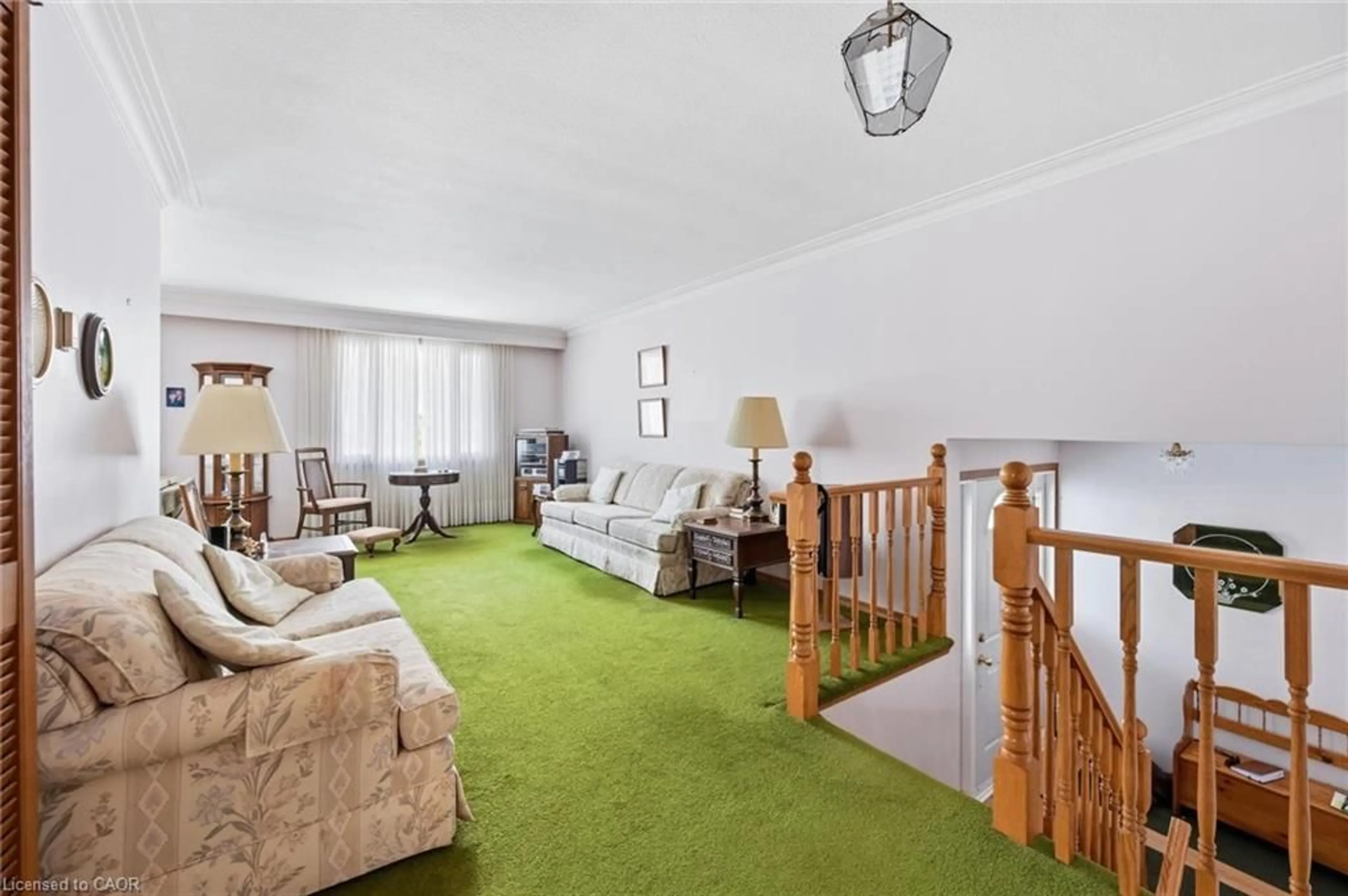 Living room with furniture, carpet floor for 645 Bridle WOOD, Burlington Ontario L7L 4E2