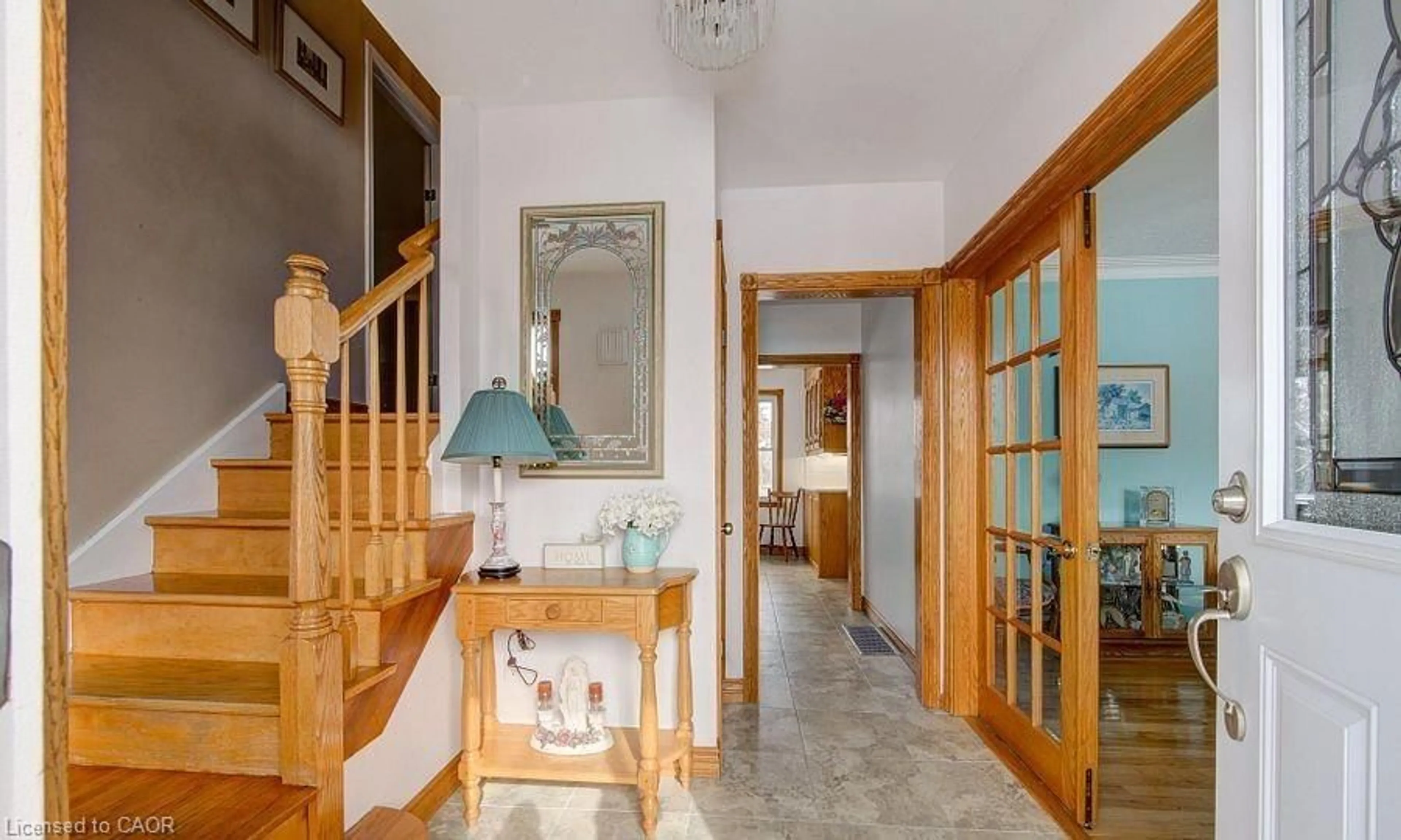 Indoor foyer for 739 Pavey St, Woodstock Ontario N4S 2L7