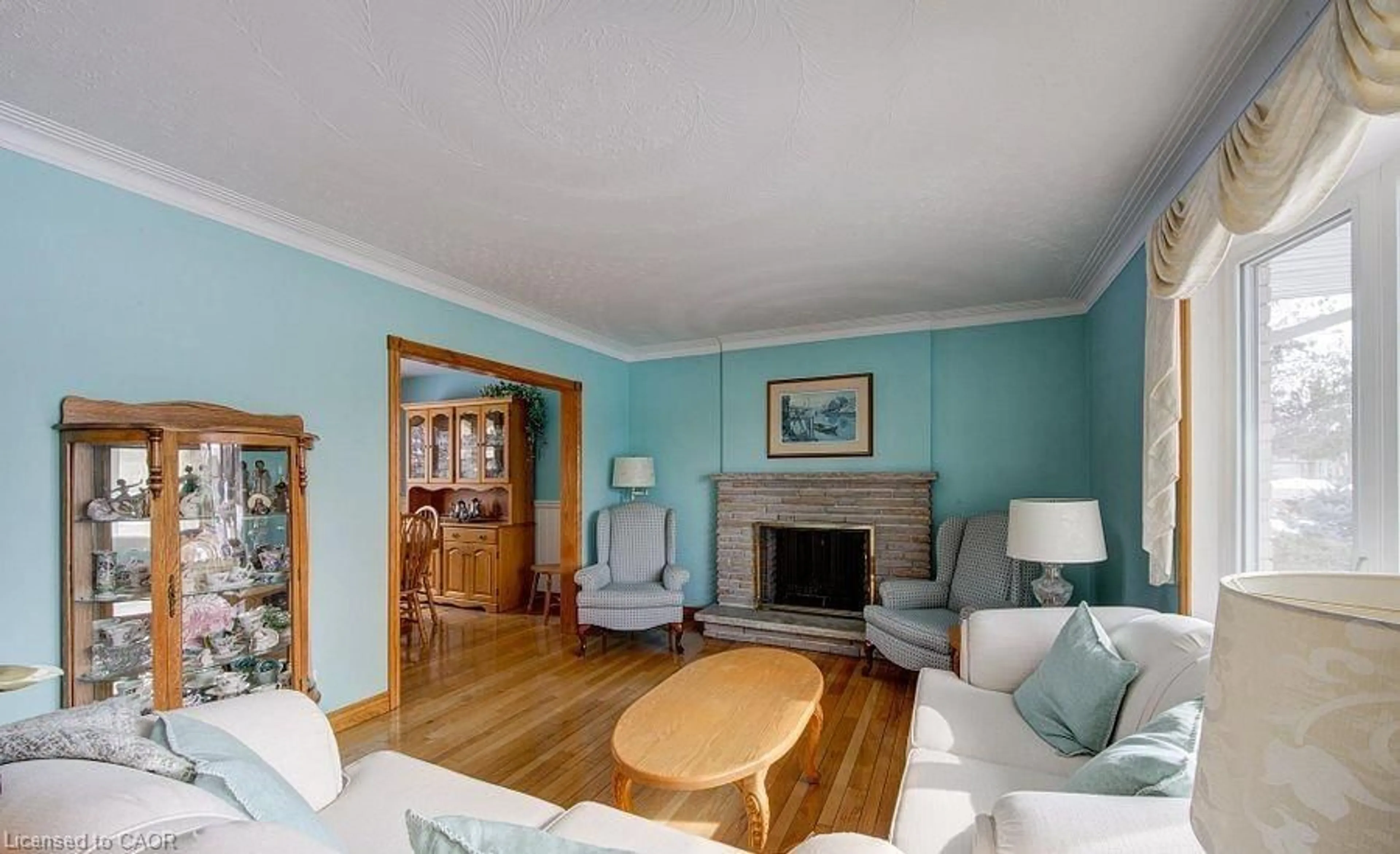 Living room with furniture, wood/laminate floor for 739 Pavey St, Woodstock Ontario N4S 2L7