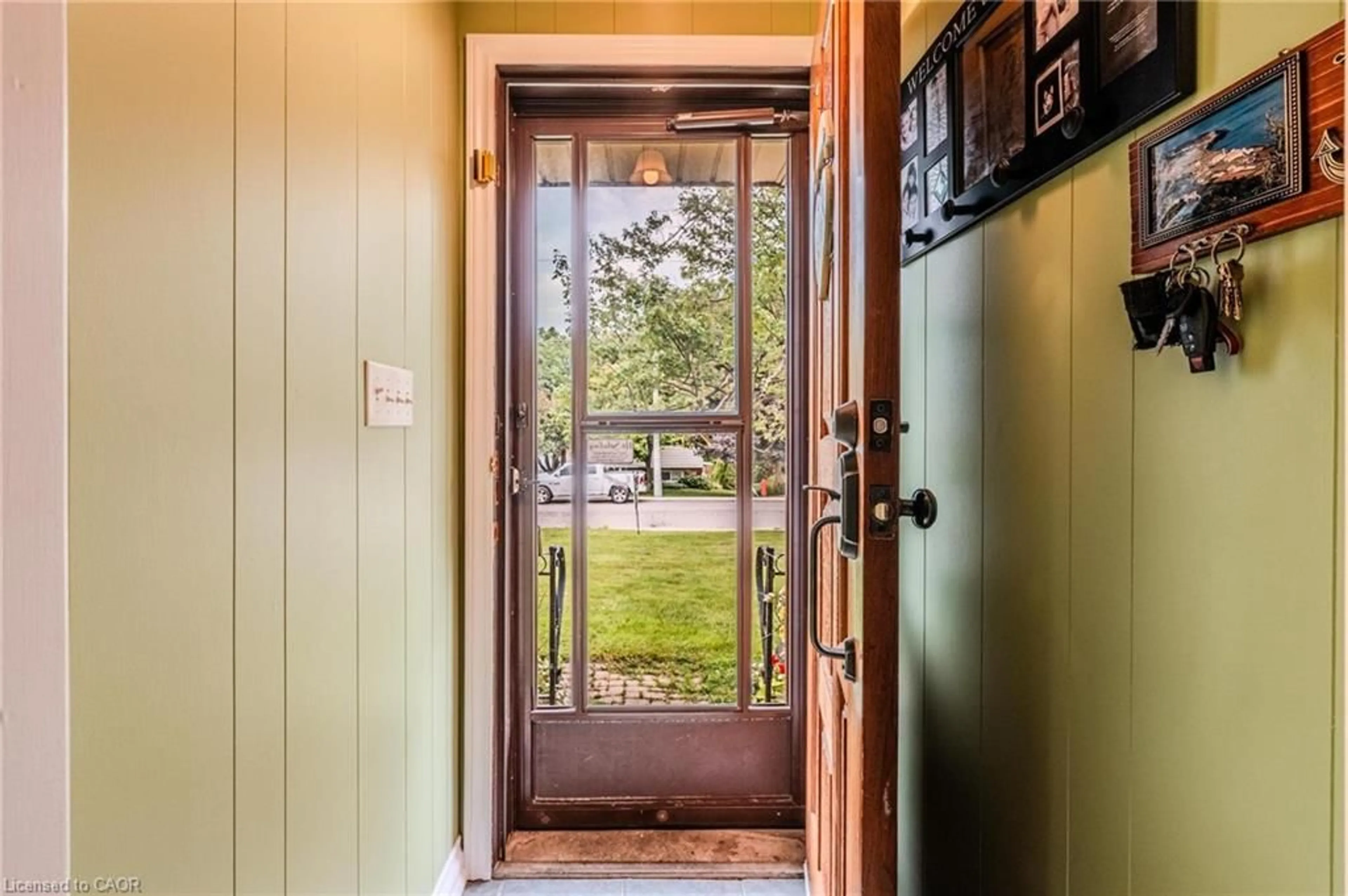 Indoor entryway for 46 First St, Waterdown Ontario L0R 2H0