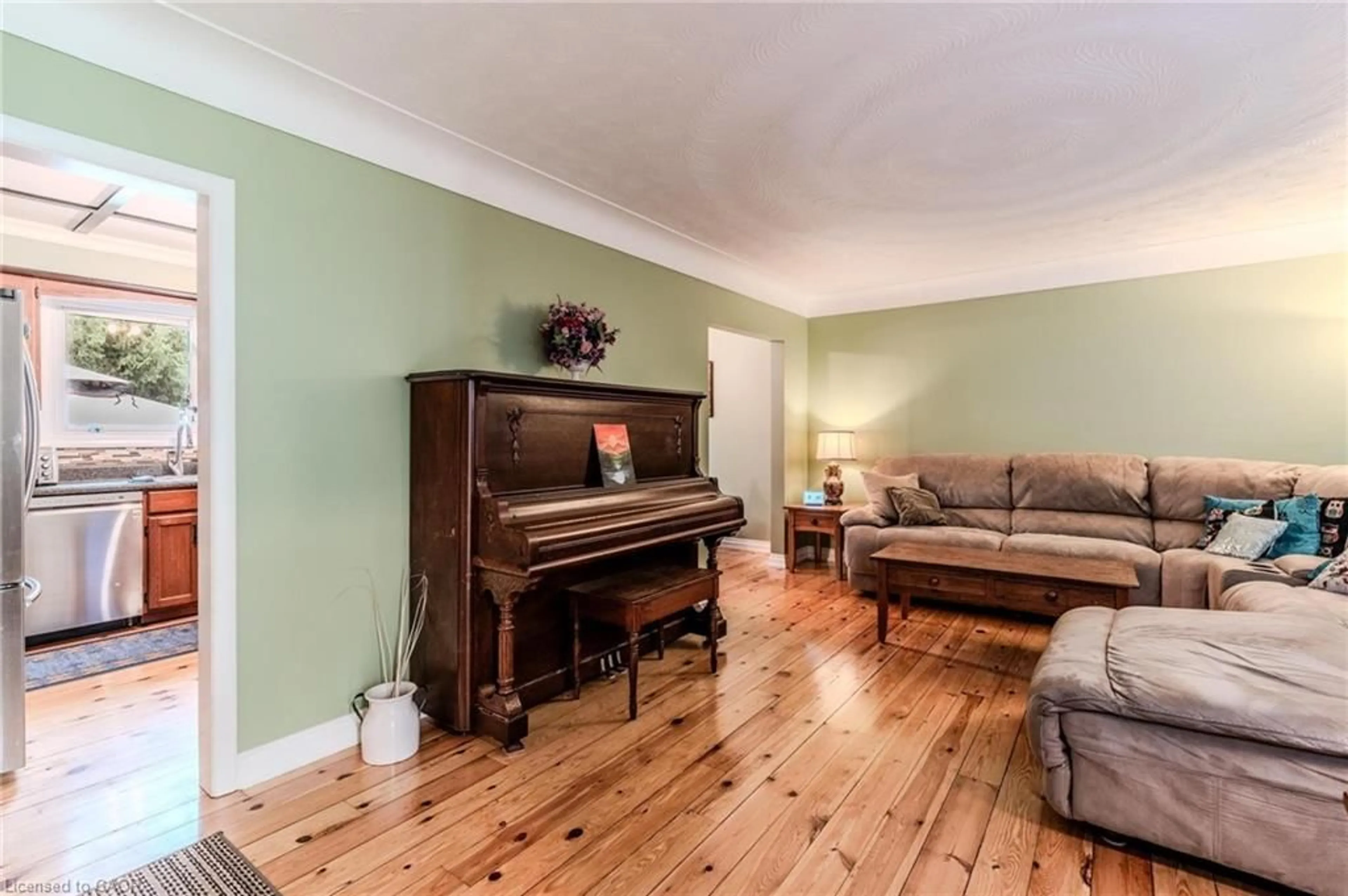 Living room with furniture, wood/laminate floor for 46 First St, Waterdown Ontario L0R 2H0