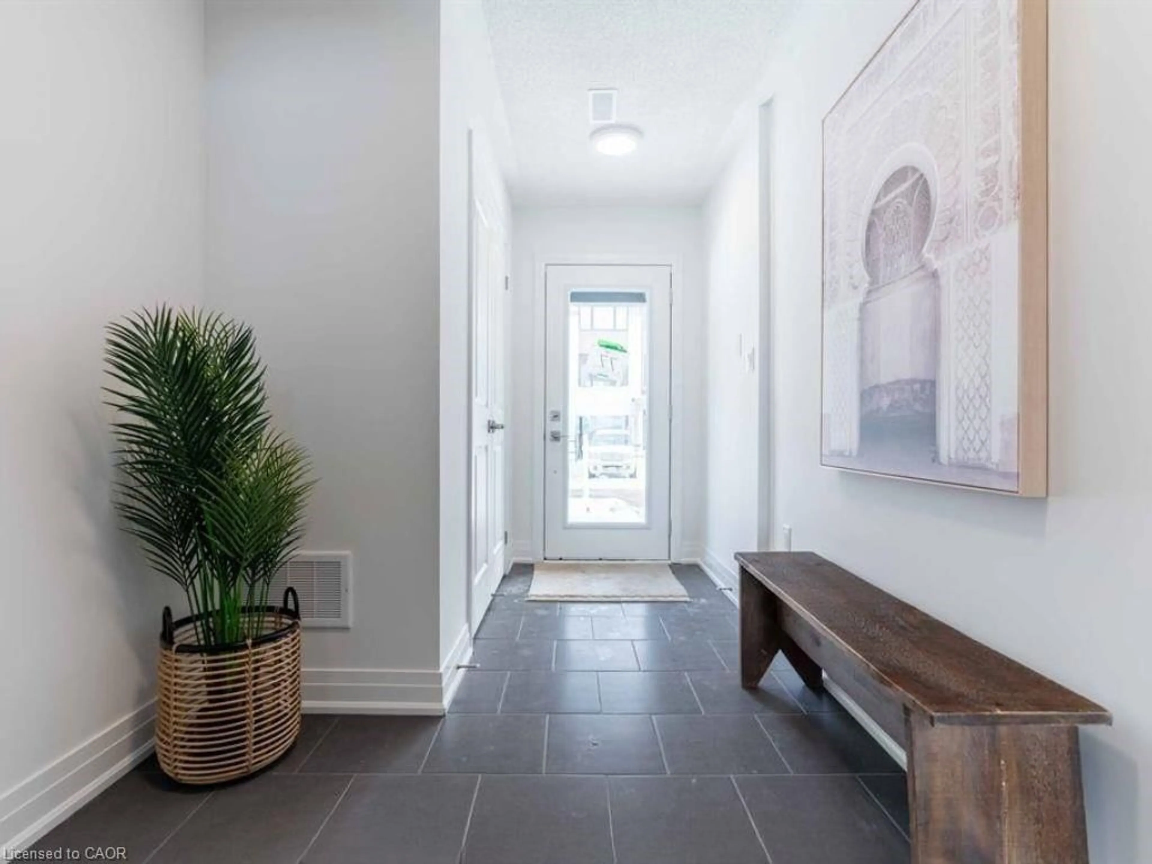 Indoor entryway for 11 Briar Crt, Halton Hills Ontario L7G 0P5