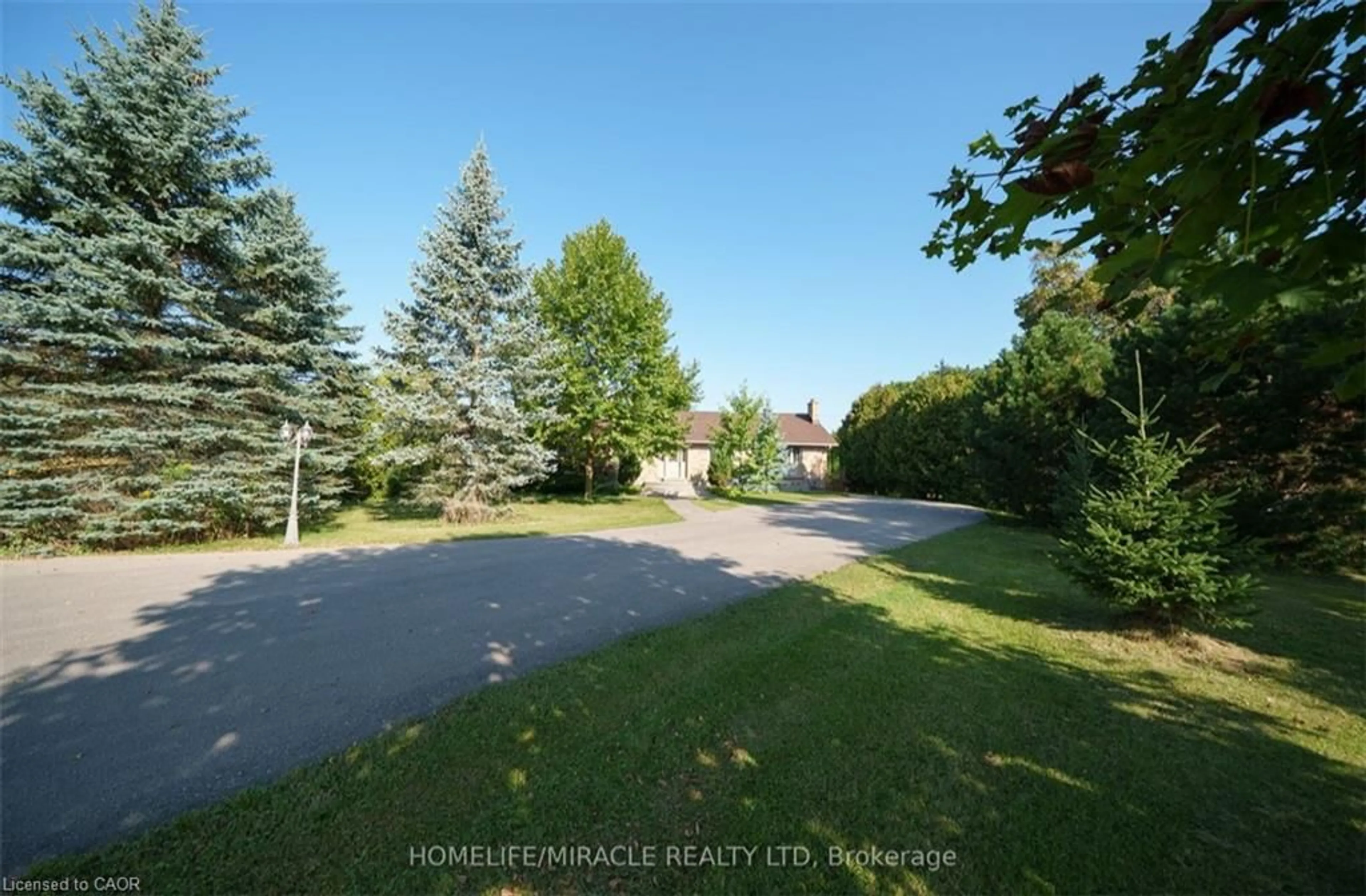 A pic from outside/outdoor area/front of a property/back of a property/a pic from drone, unknown for 385 Mount Pleasant Rd, Brantford Ontario N3T 1V6
