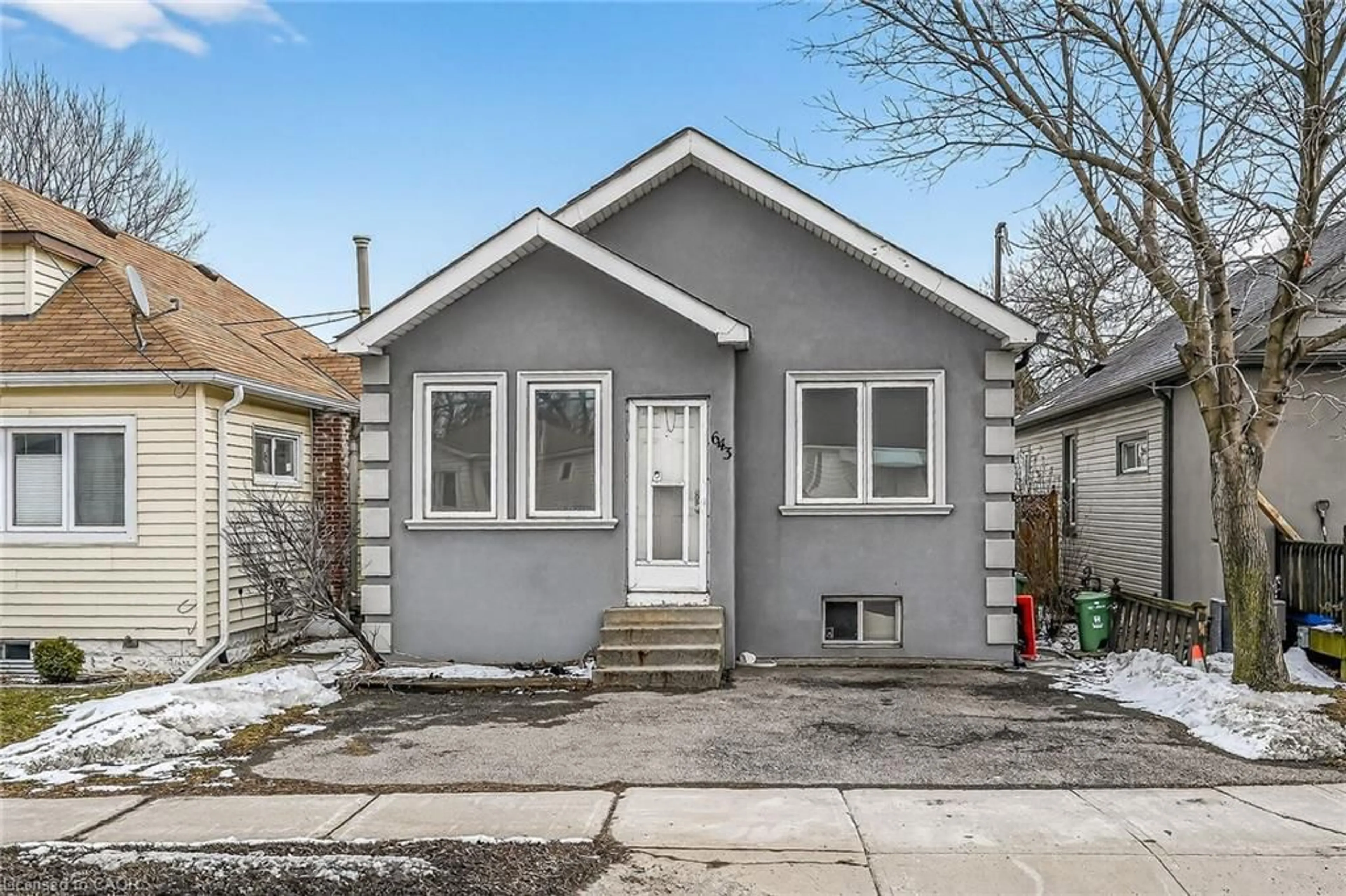 Home with vinyl exterior material, street for 643 Upper Wellington St, Hamilton Ontario L9A 3R2