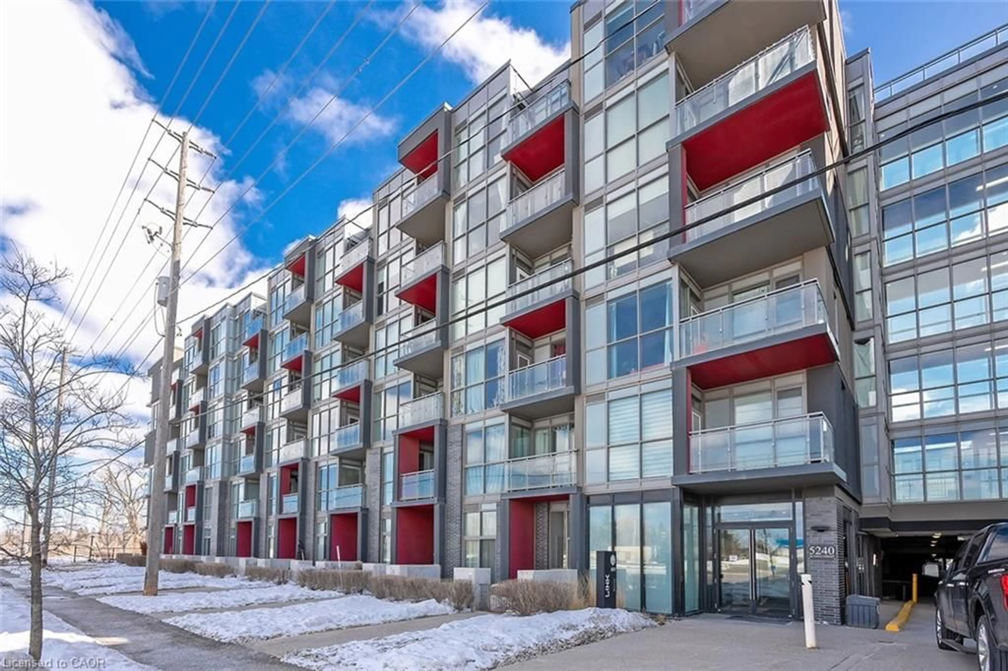 Patio, building for 5240 Dundas St #517, Burlington Ontario L7R 3X4