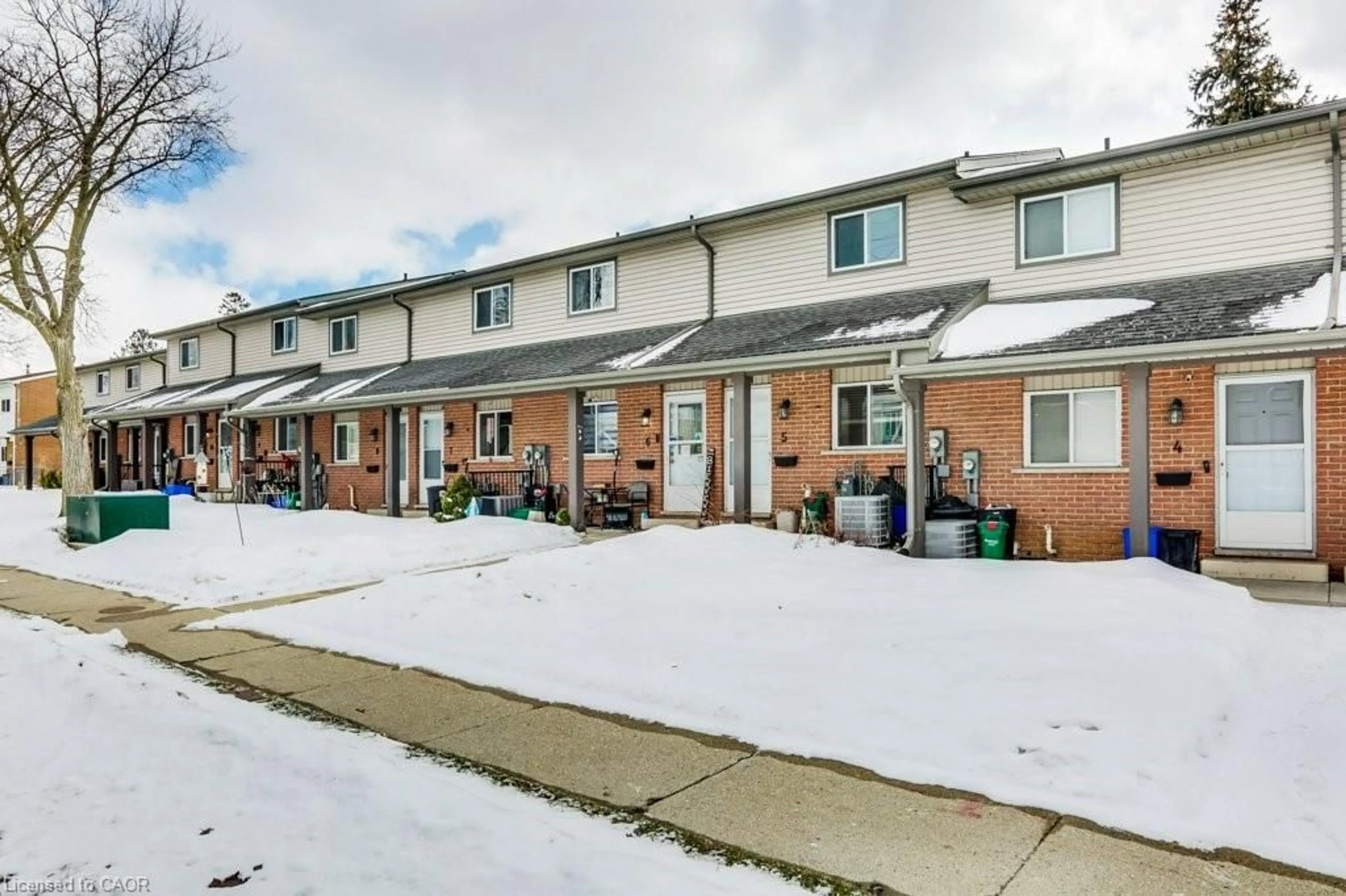 Patio, street for 900 James St #5, Woodstock Ontario N4S 1S4