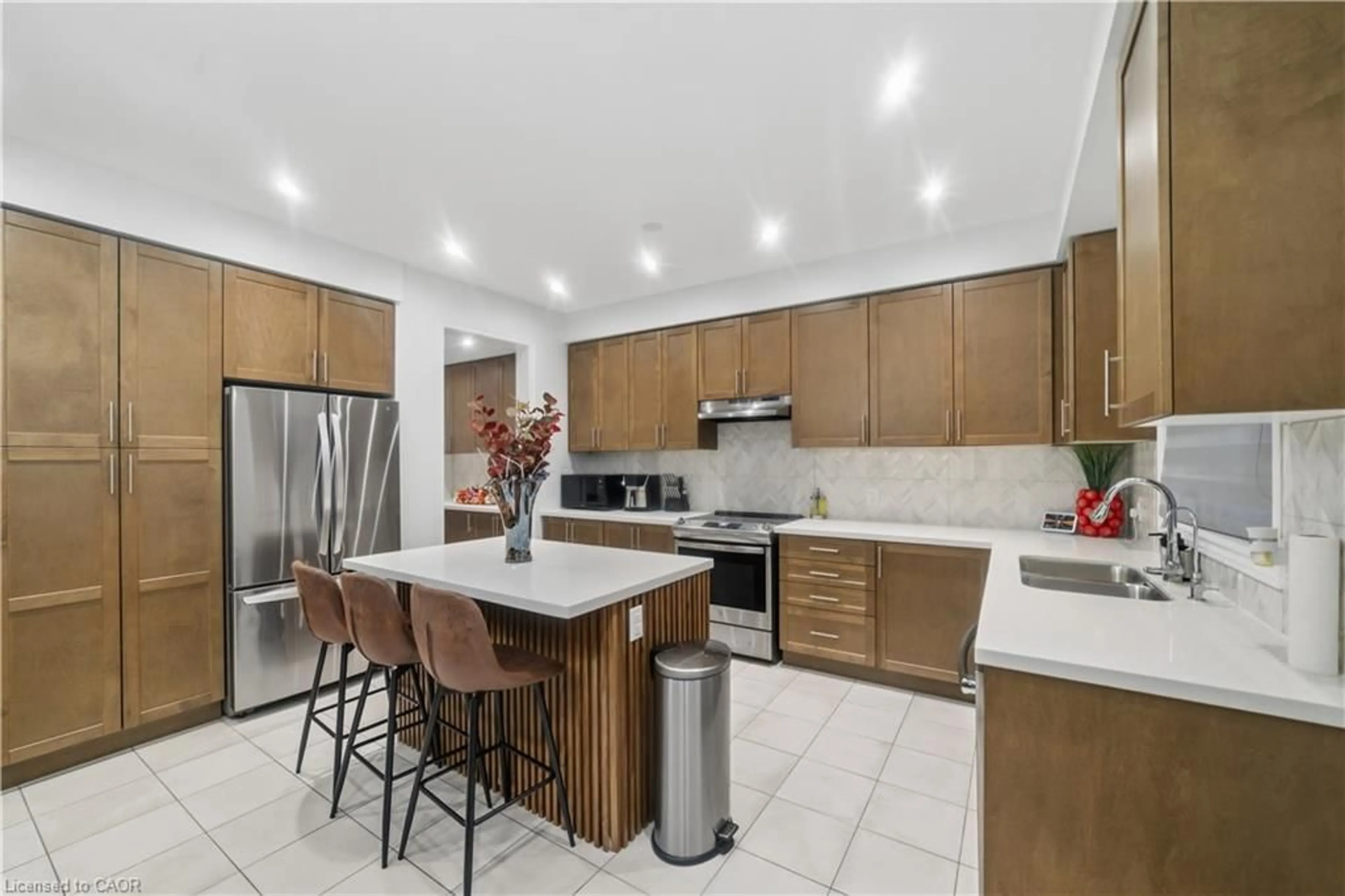 Open concept kitchen, ceramic/tile floor for 219 William Fair Dr, Bowmanville Ontario L1C 4A6