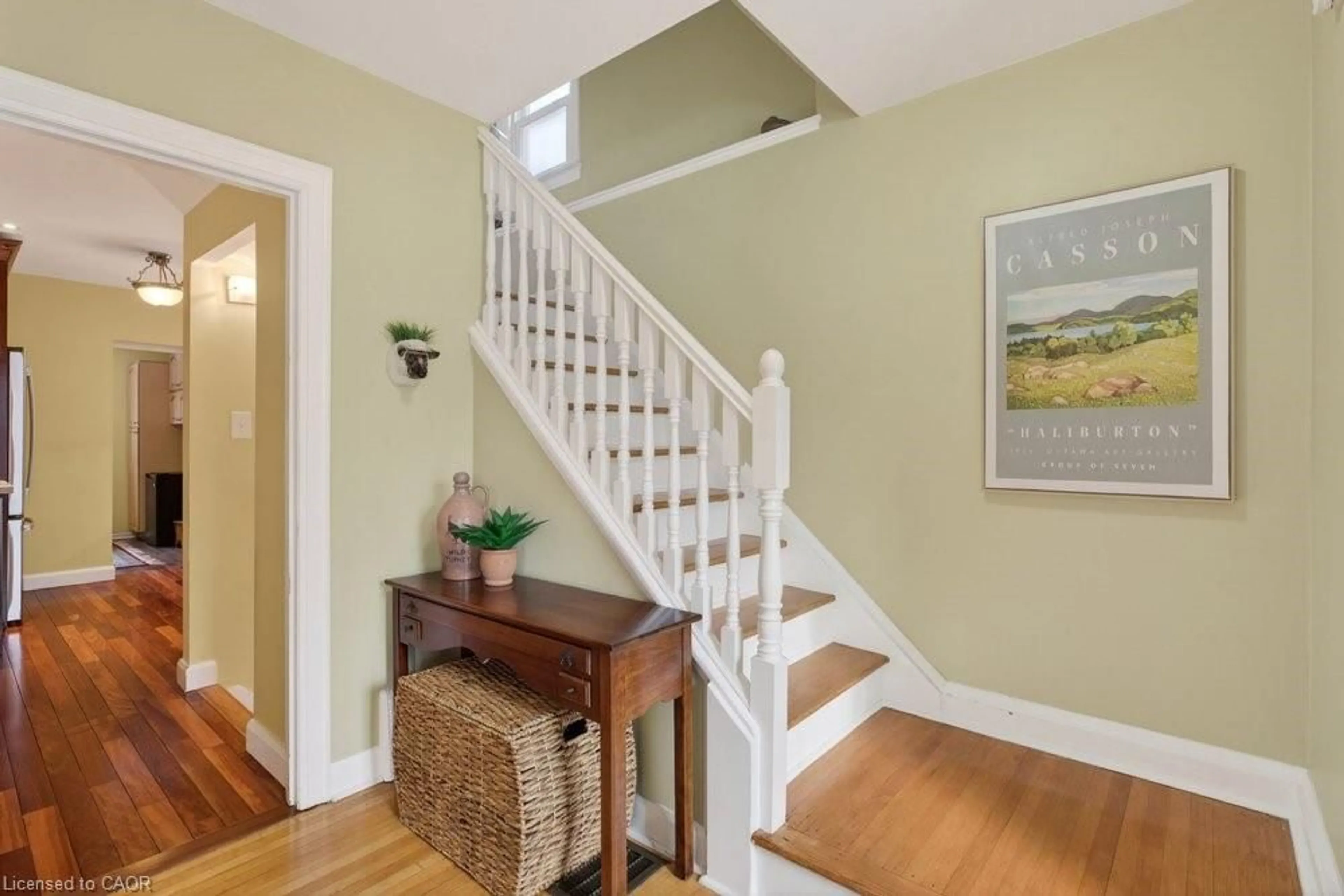 Indoor entryway for 132 Glen Rd, Hamilton Ontario L8S 3M9