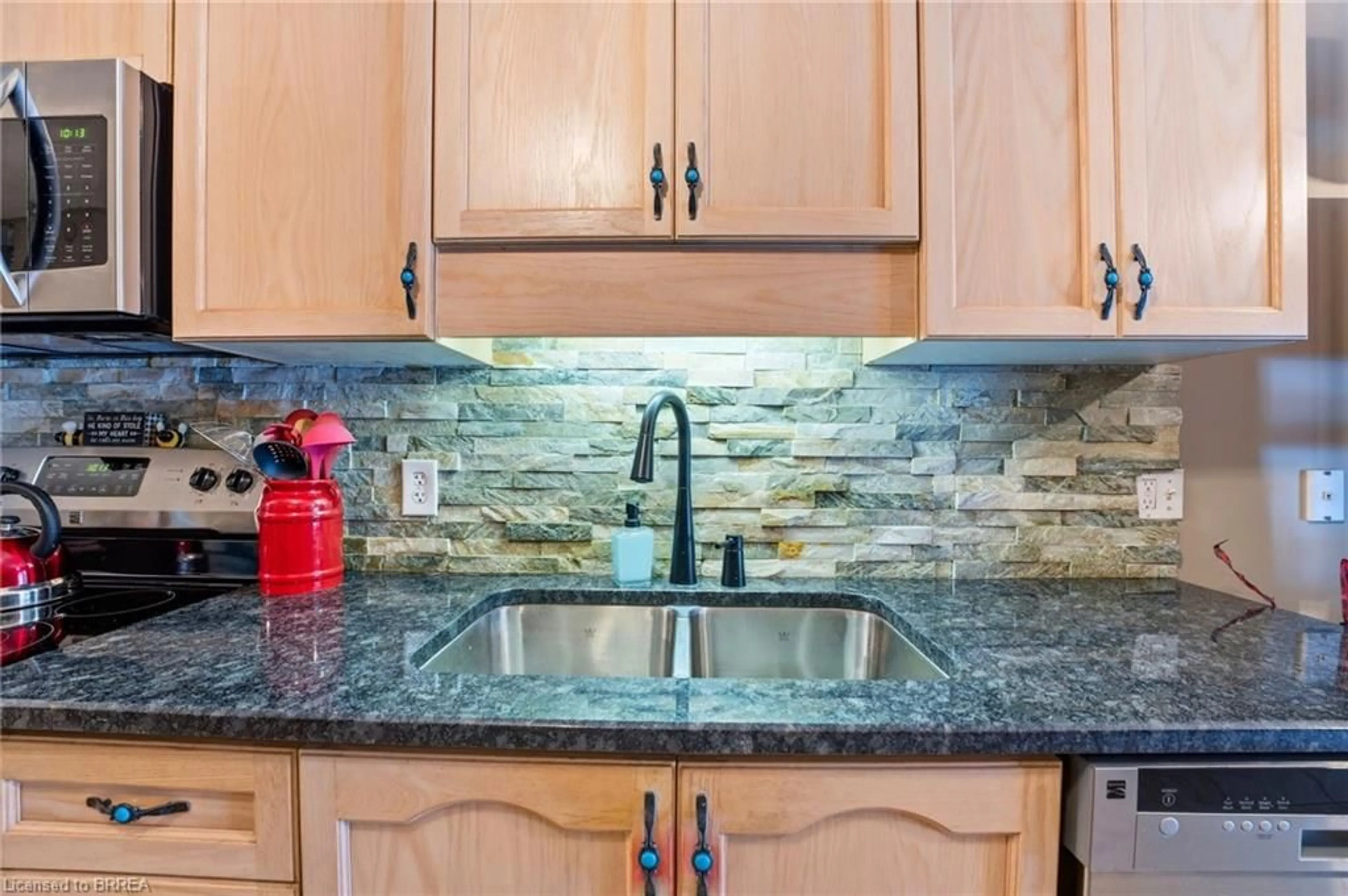 Standard kitchen, ceramic/tile floor for 9 Millcroft Dr, Simcoe Ontario N3Y 5M9