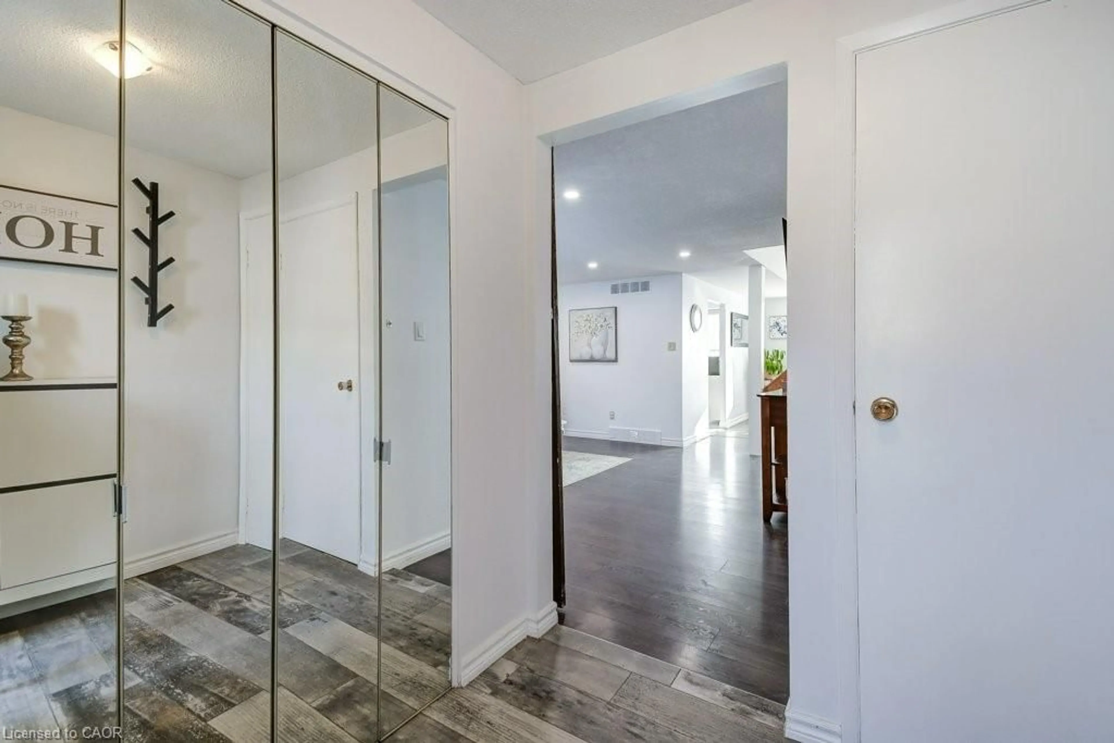 Indoor entryway for 42 Frobisher Crt, Cambridge Ontario N1R 6Z5