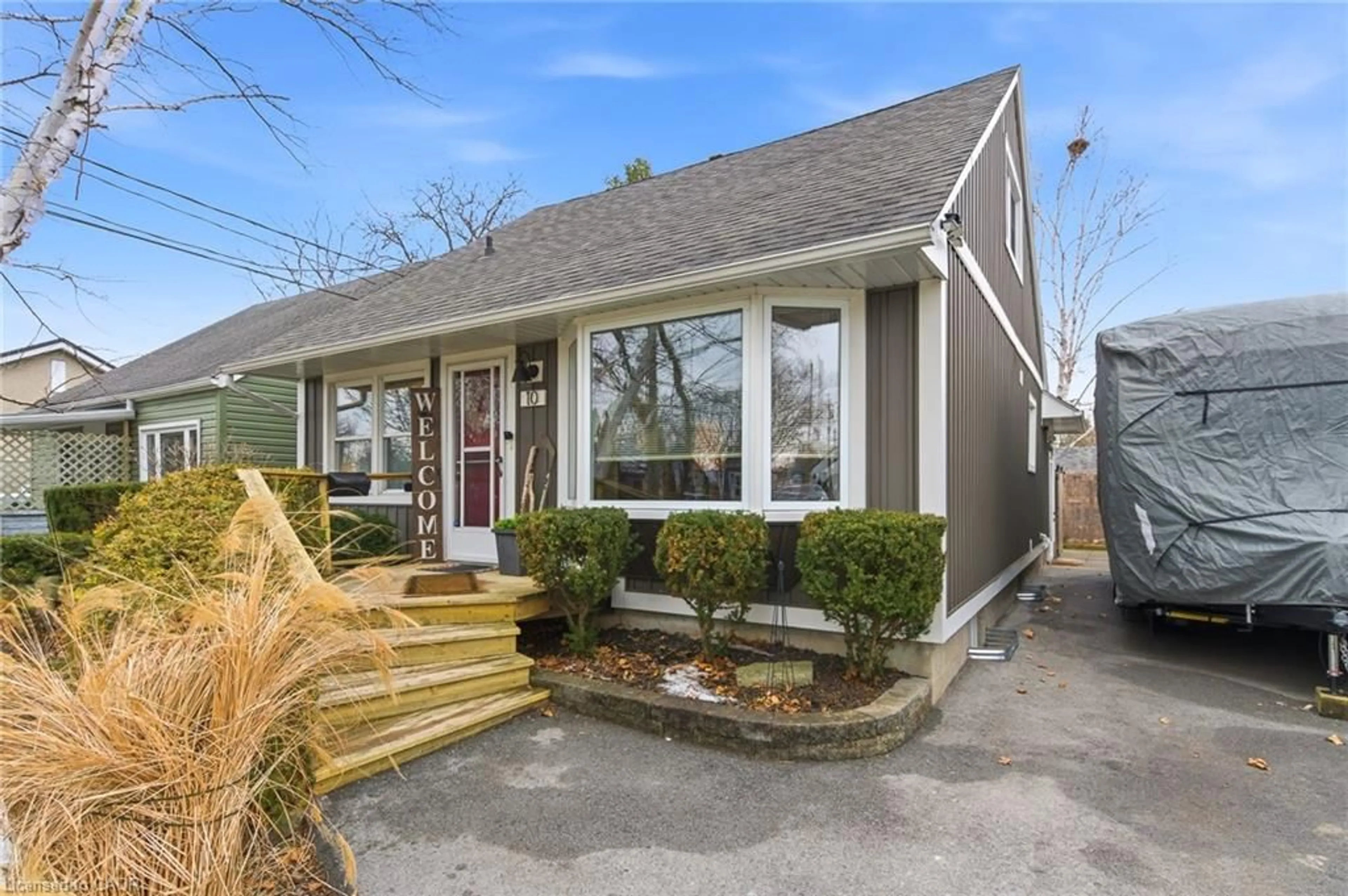 Home with vinyl exterior material, street for 10 Alice St, St. Catharines Ontario L2R 1L7