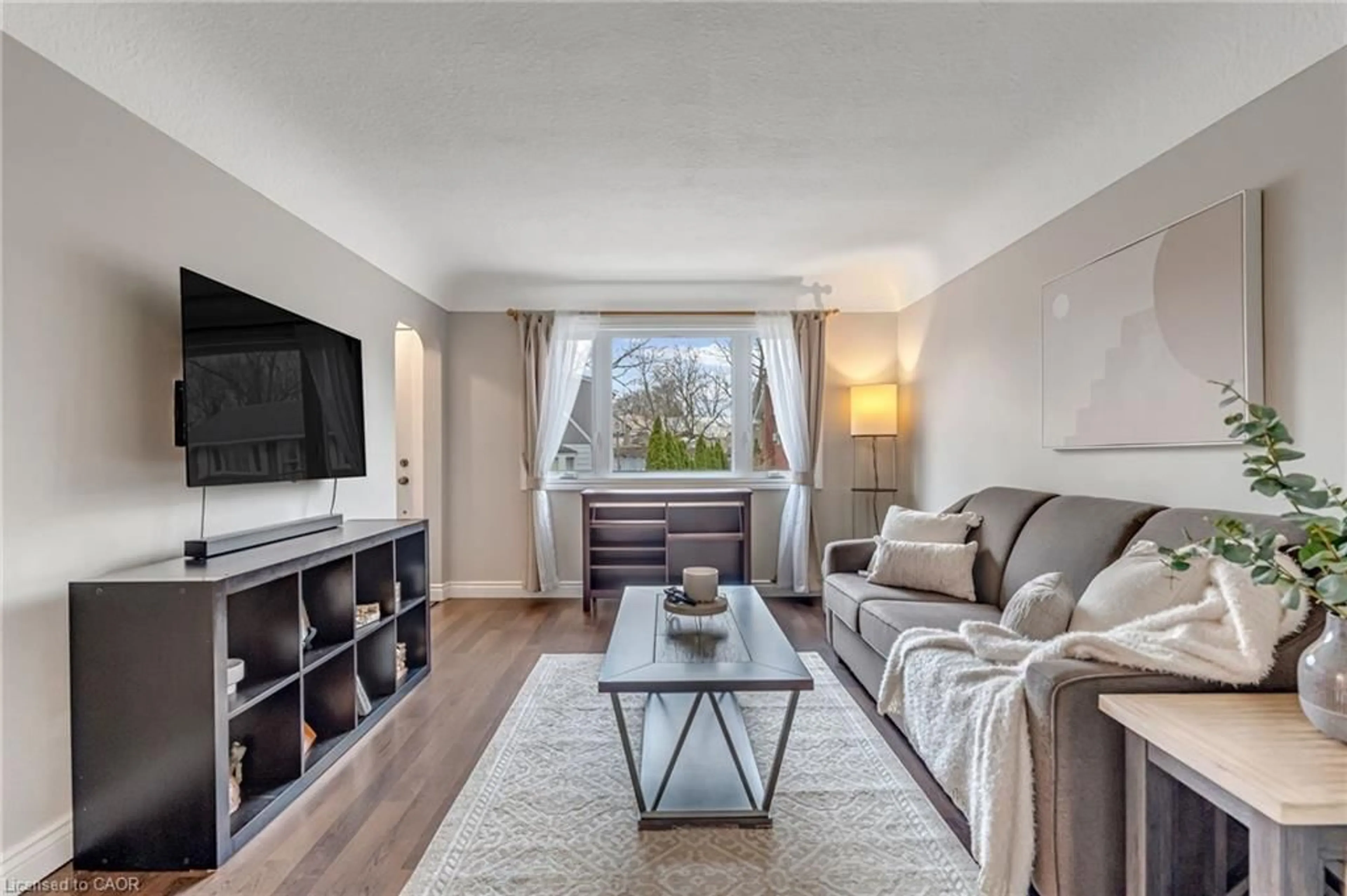 Living room with furniture, unknown for 116 South St, Smithville Ontario L0R 2A0