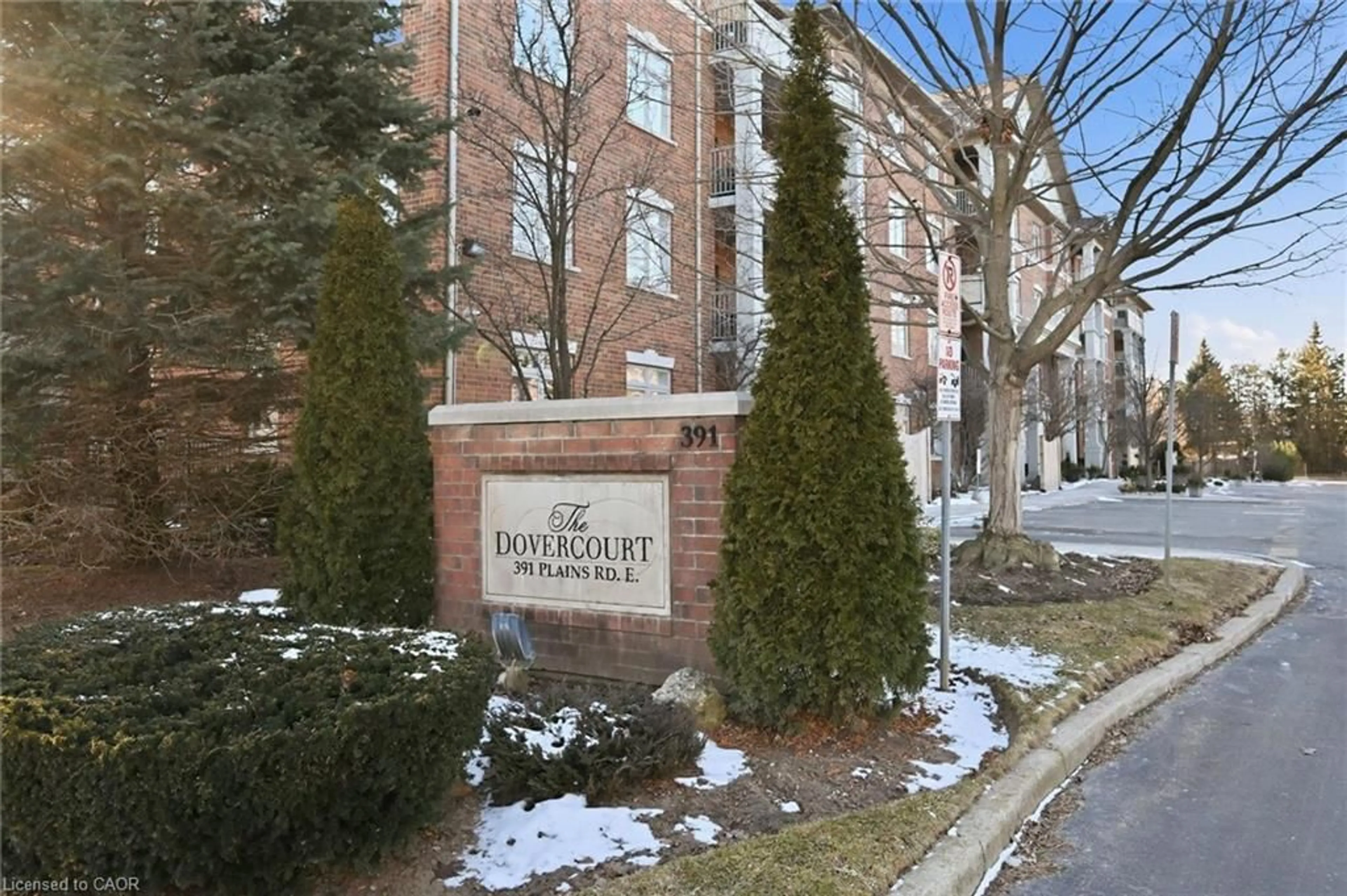 Indoor foyer for 391 Plains Rd #106, Burlington Ontario L7T 4M2