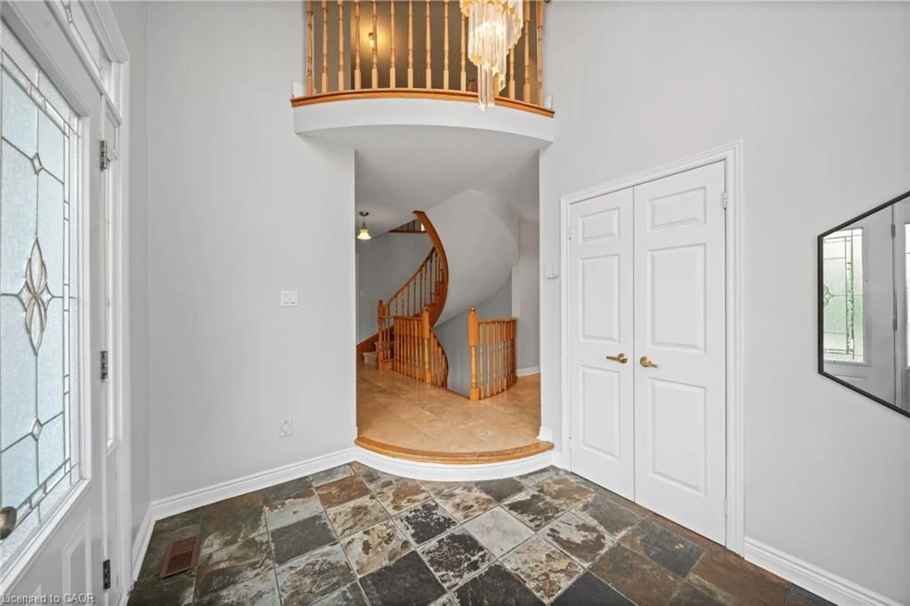 Indoor foyer for 3723 Trelawny Cir, Mississauga Ontario L5N 5J7