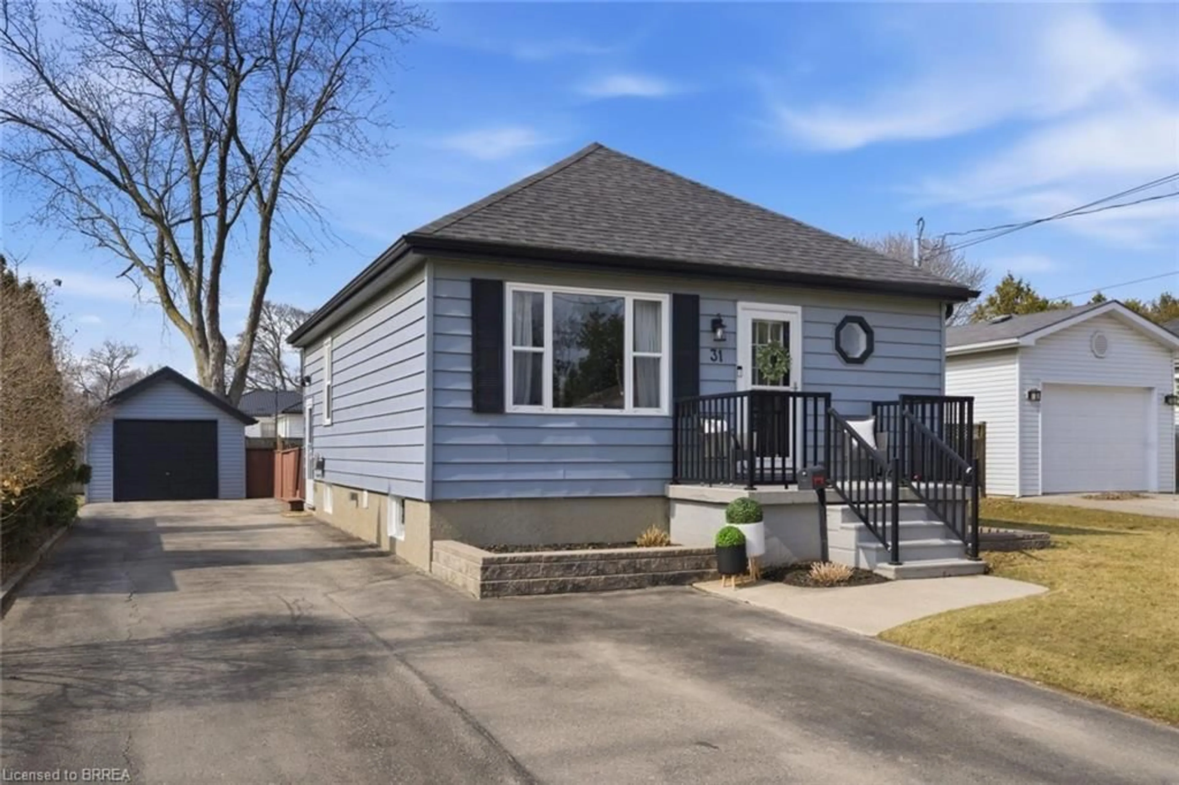 Home with vinyl exterior material, street for 31 Willow Dr, Brantford Ontario N3R 2W5