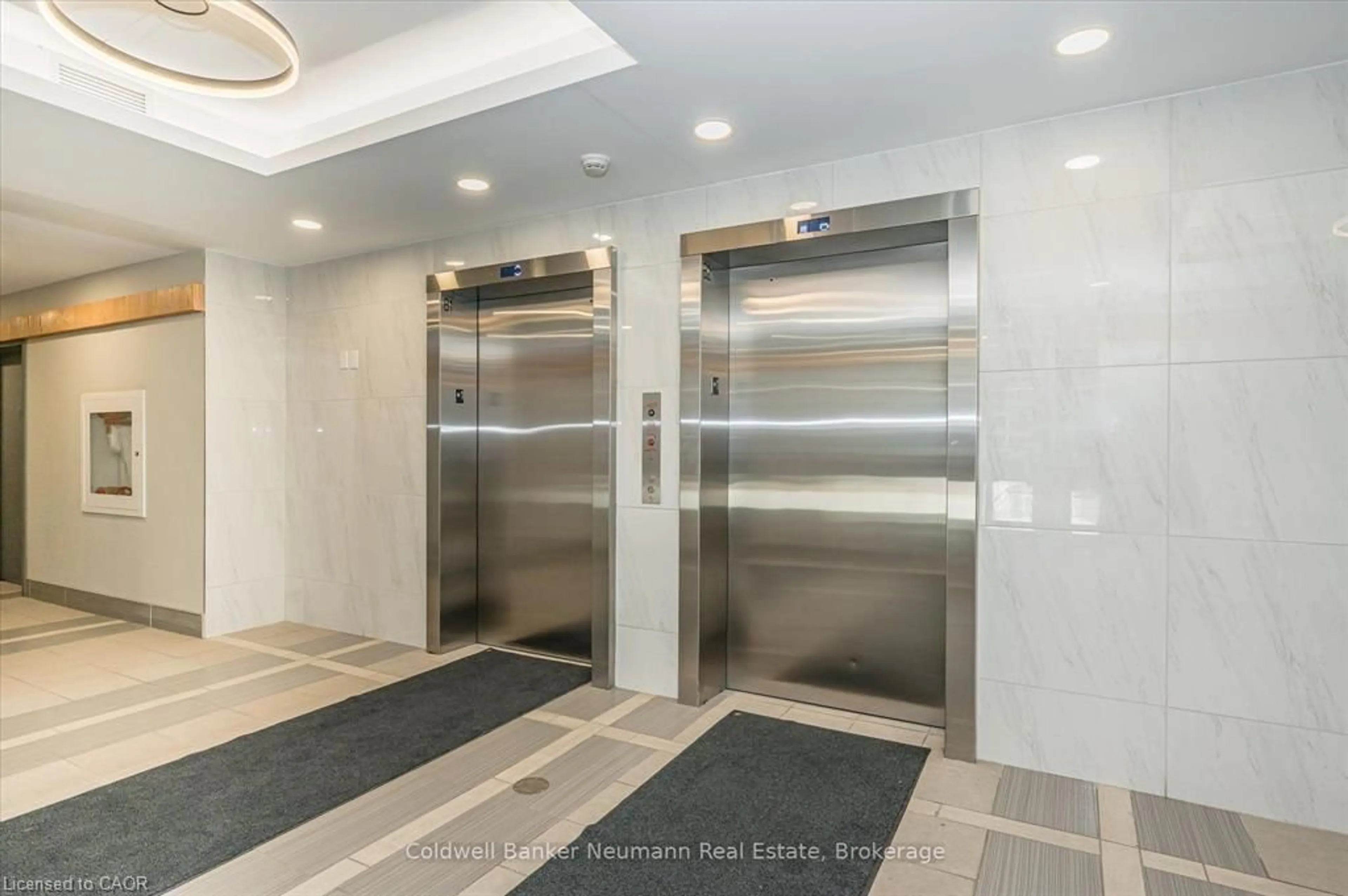 Indoor foyer for 258B Sunview St #227, Waterloo Ontario N2L 0H7