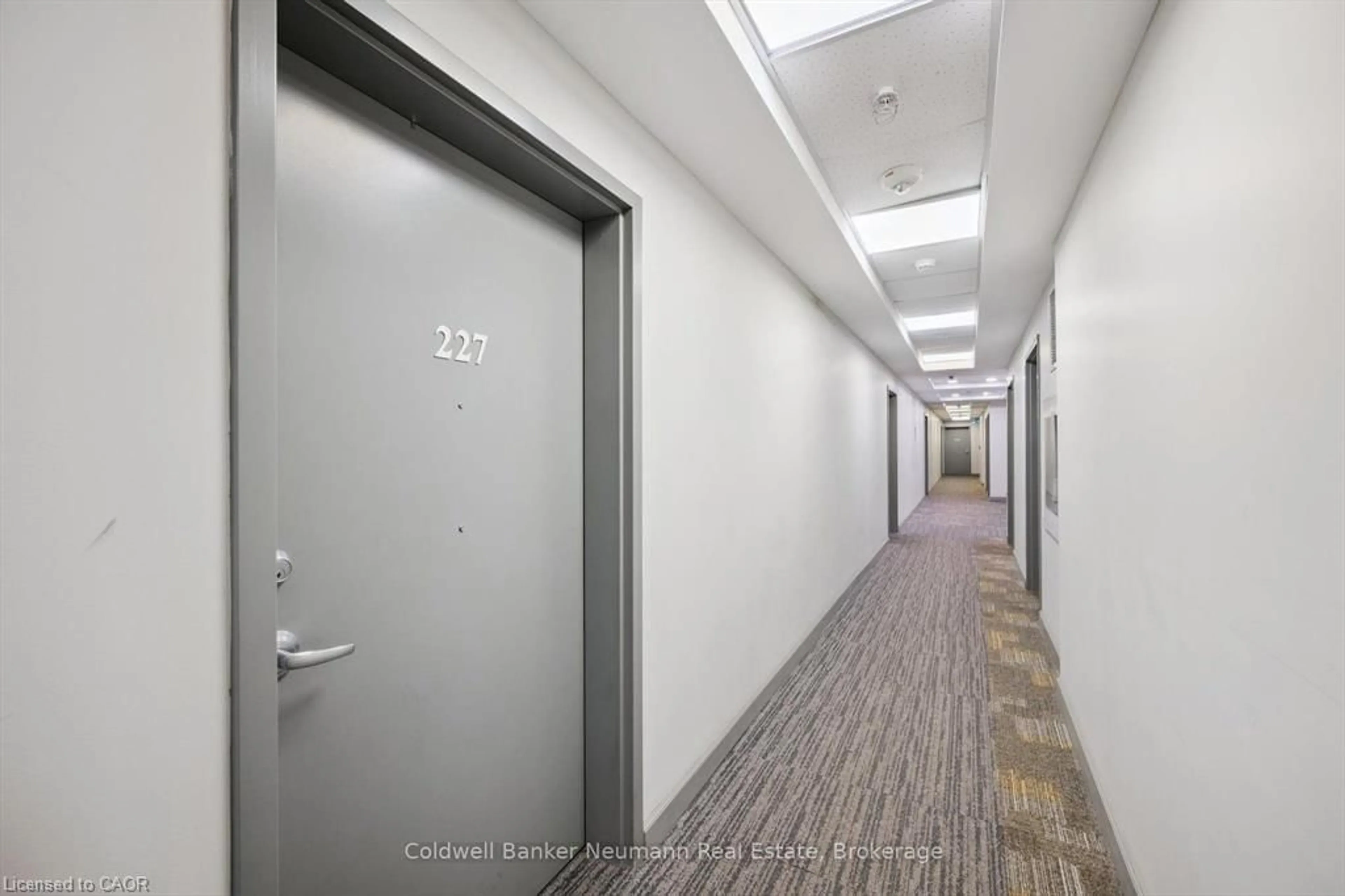 Indoor foyer for 258B Sunview St #227, Waterloo Ontario N2L 0H7