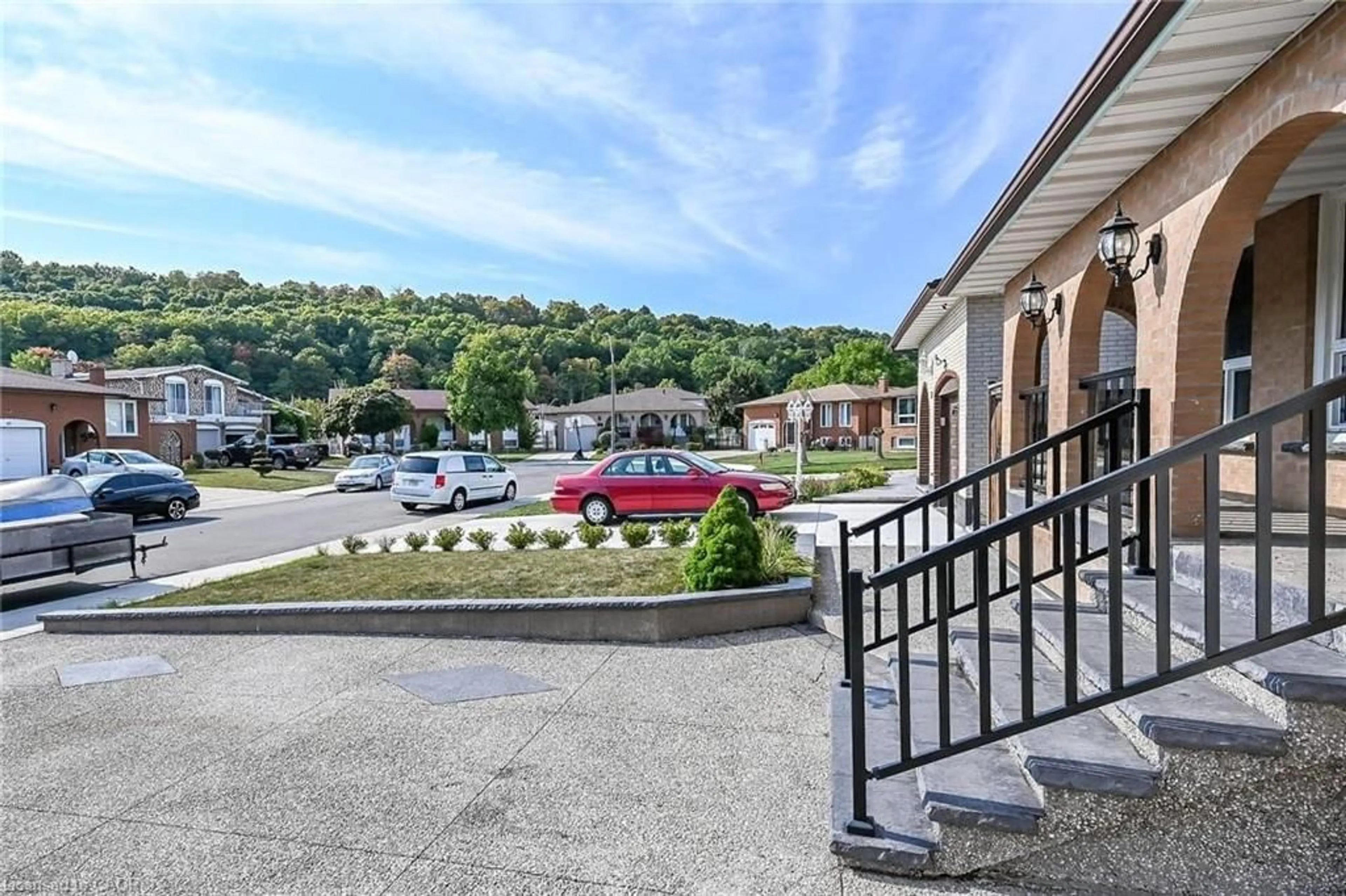 Patio, mountain view for 28 Tara Crt, Hamilton Ontario L8K 6E6