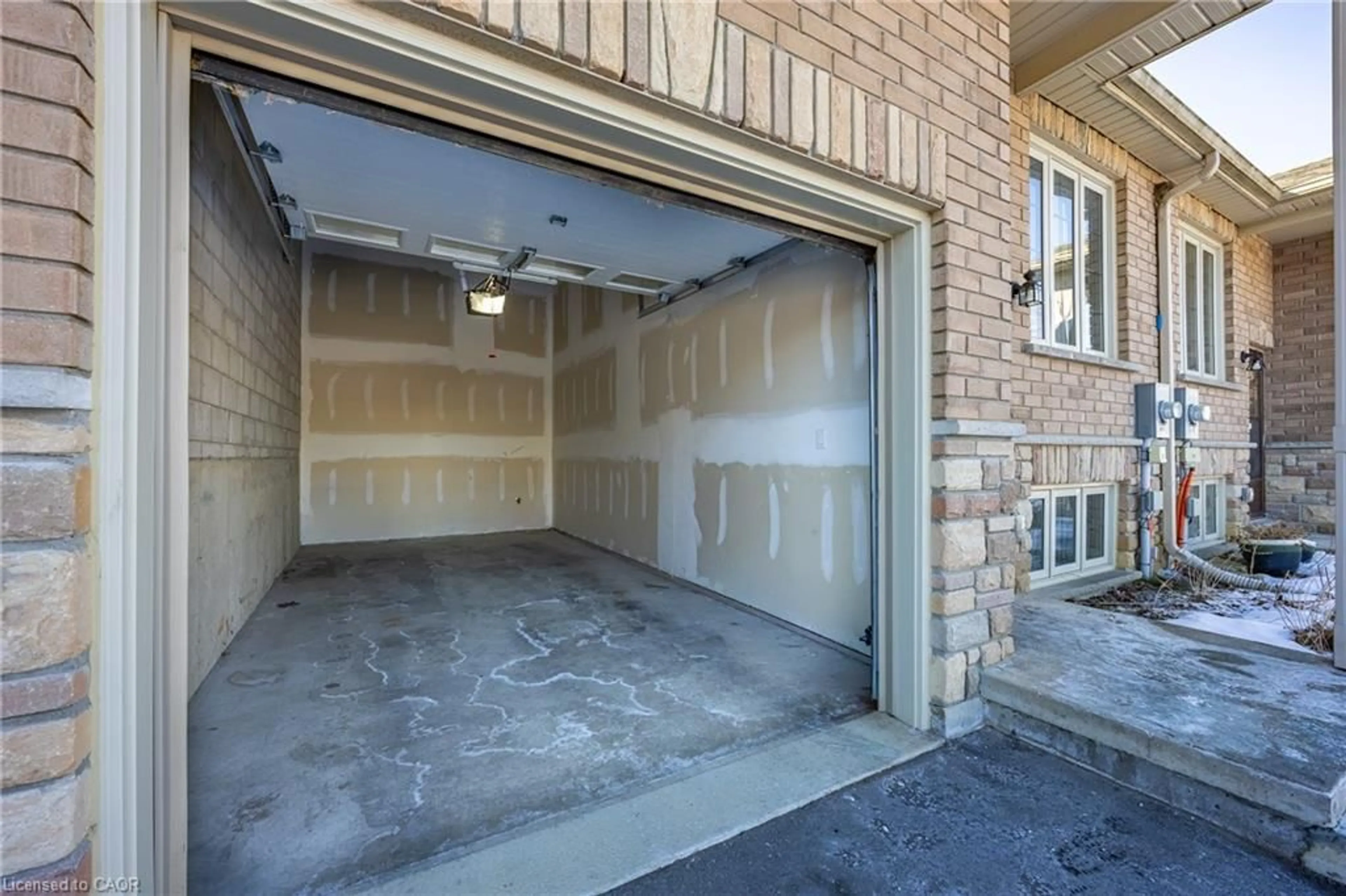 Indoor garage for 70 North Main St, Simcoe Ontario N3Y 2M3