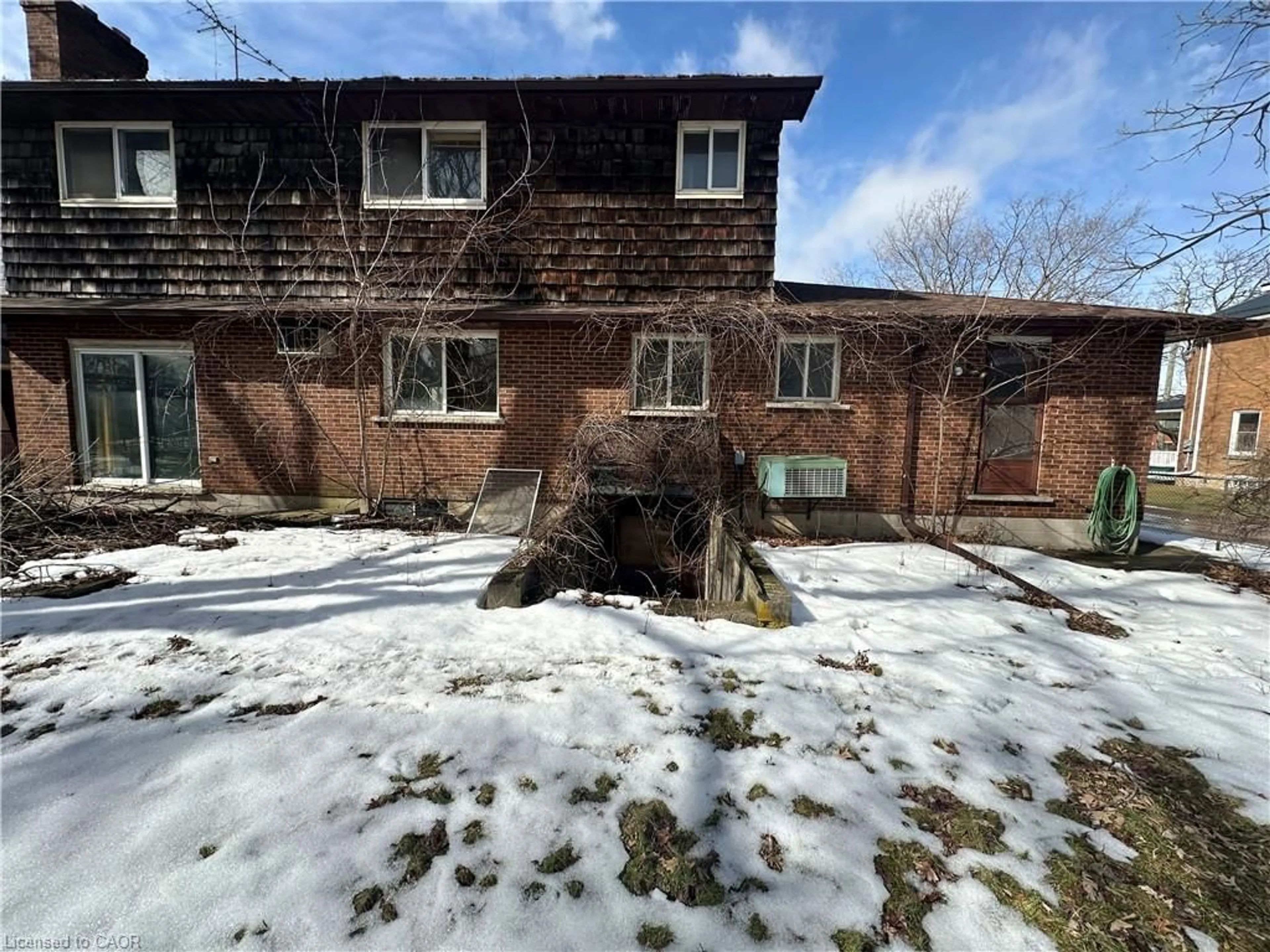A pic from outside/outdoor area/front of a property/back of a property/a pic from drone, building for 343 Canborough St, Smithville Ontario L0R 2A0