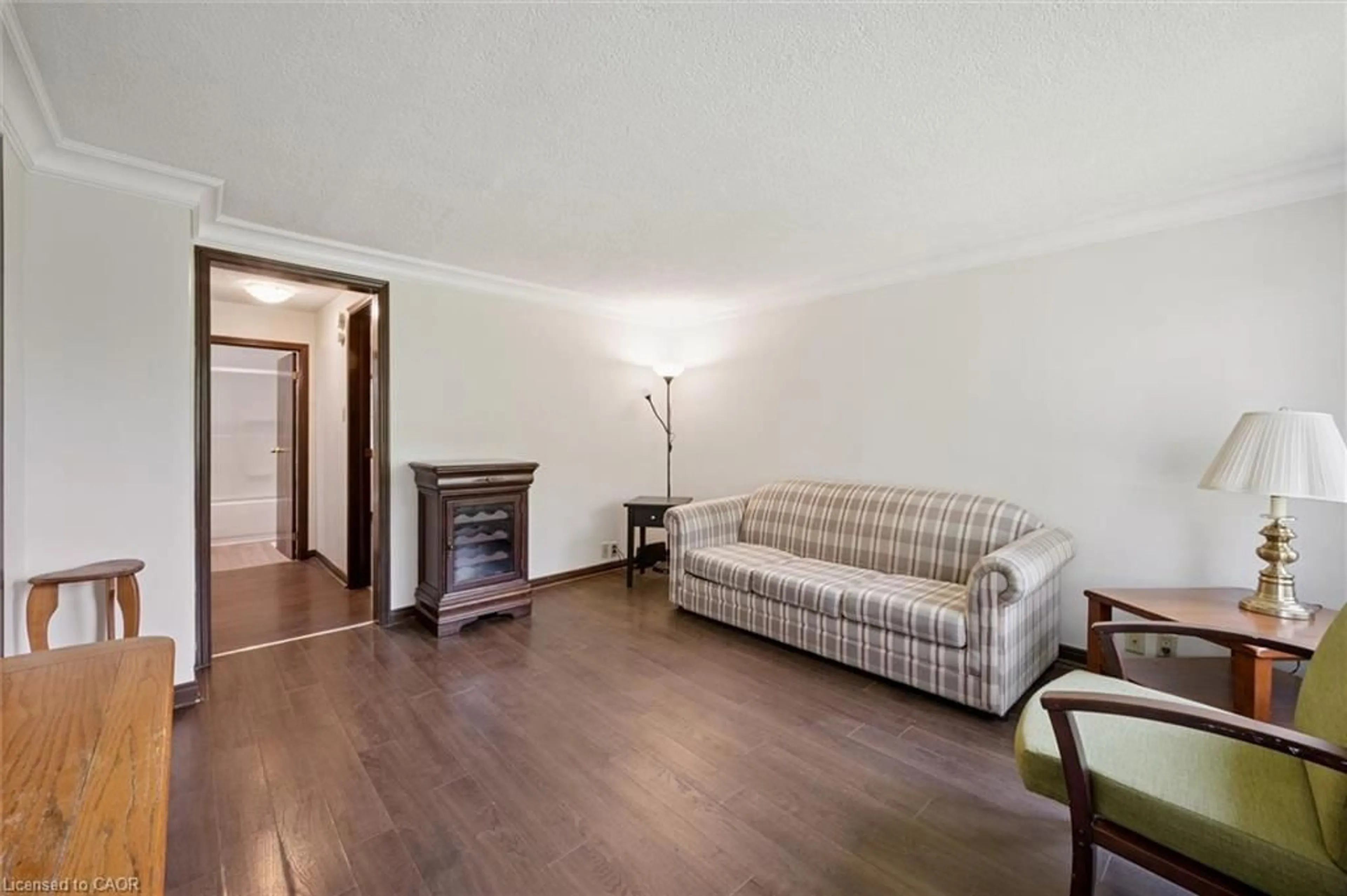 Living room with furniture, wood/laminate floor for 321 Vine St, Cambridge Ontario N3H 2Y5