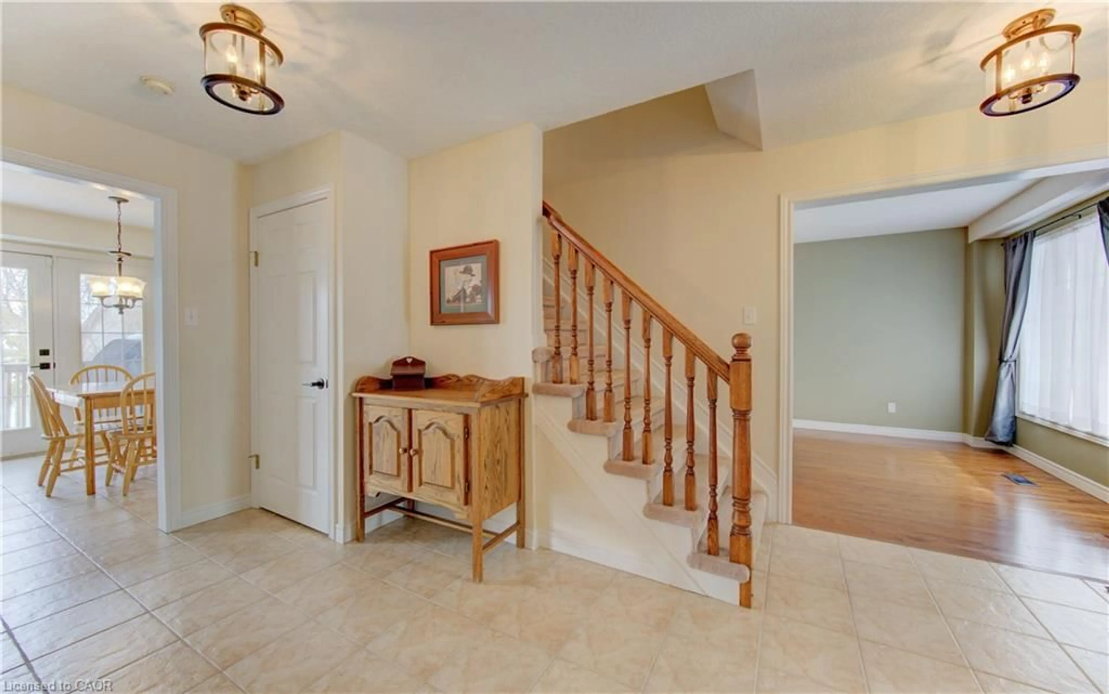 Indoor foyer for 168 Bridgewater Cres, Waterloo Ontario N2M 2T3
