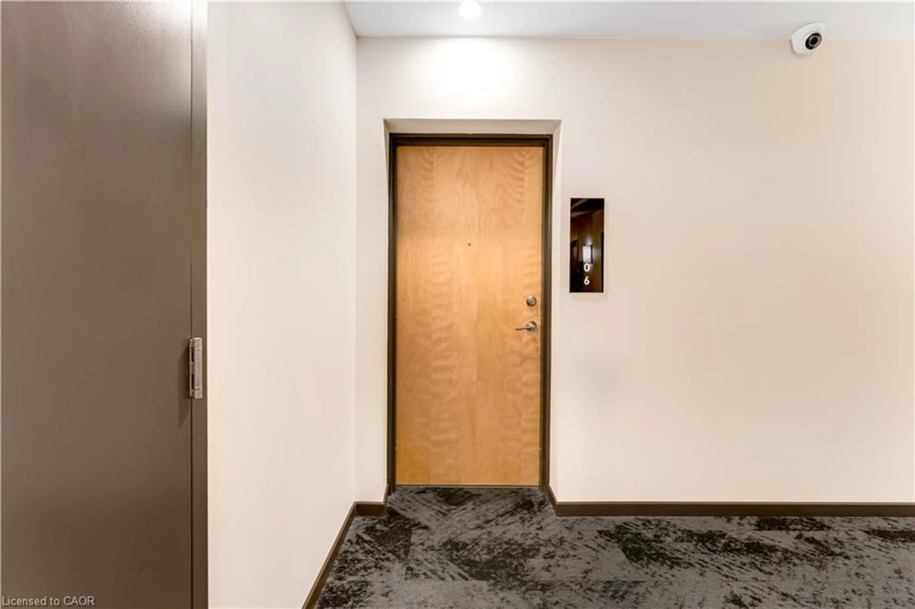 Indoor foyer for 104 Garment St #706, Kitchener Ontario N2G 0C8