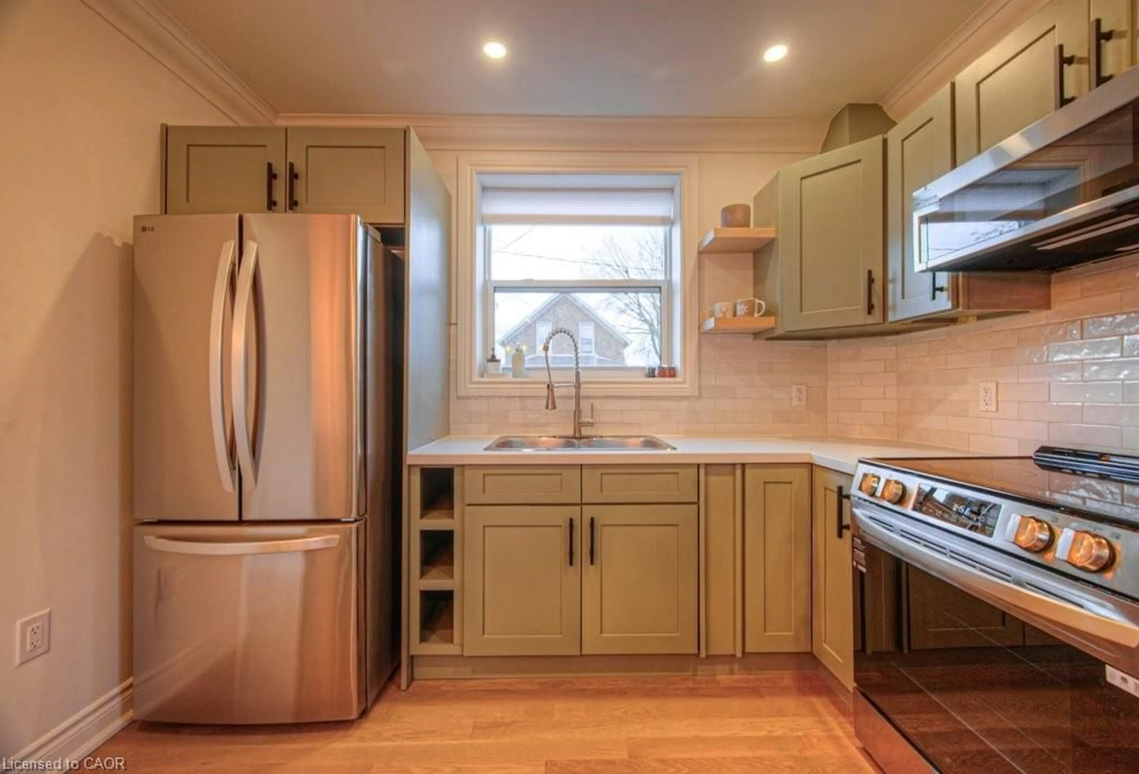 Standard kitchen, unknown for 30 Dunbar Rd, Waterloo Ontario N2L 2E3