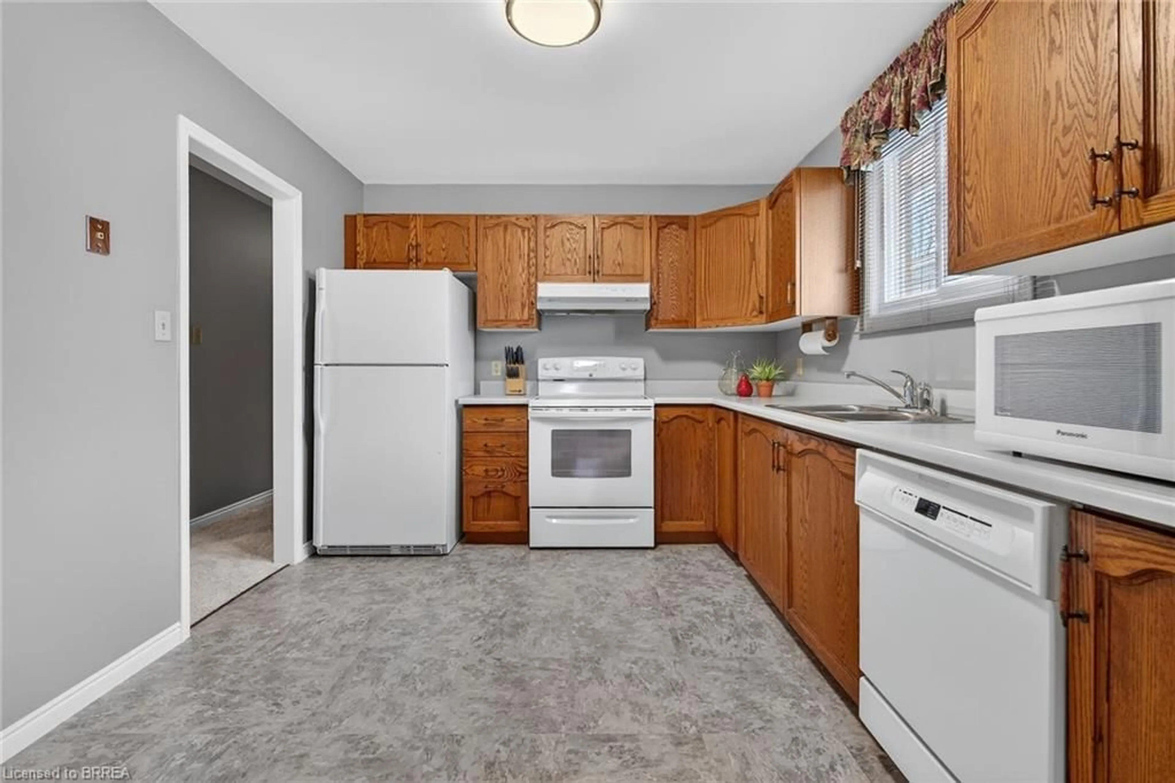Standard kitchen, unknown for 104 Viscount Rd, Brantford Ontario N3P 1Y6