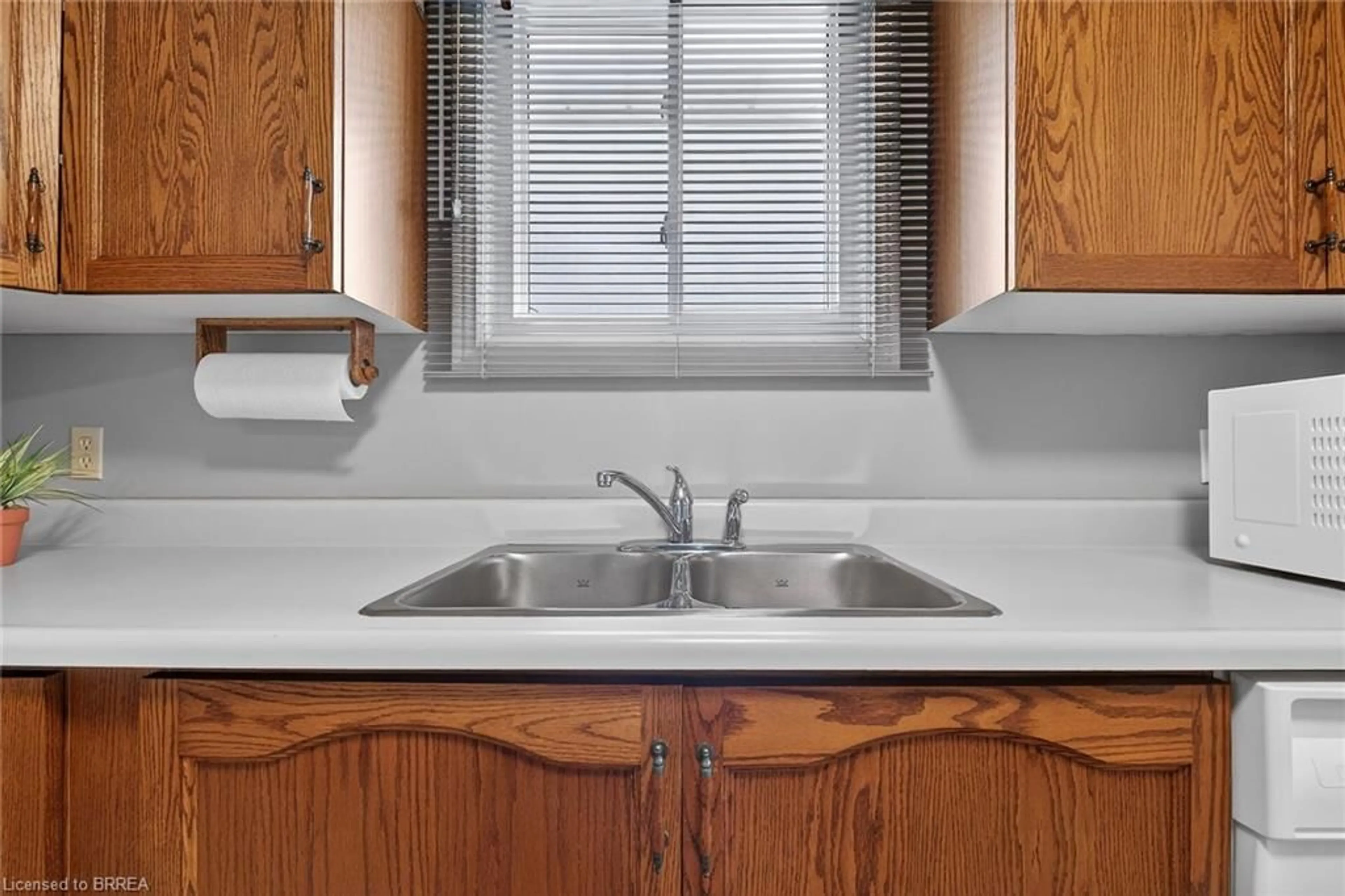 Standard kitchen, ceramic/tile floor for 104 Viscount Rd, Brantford Ontario N3P 1Y6