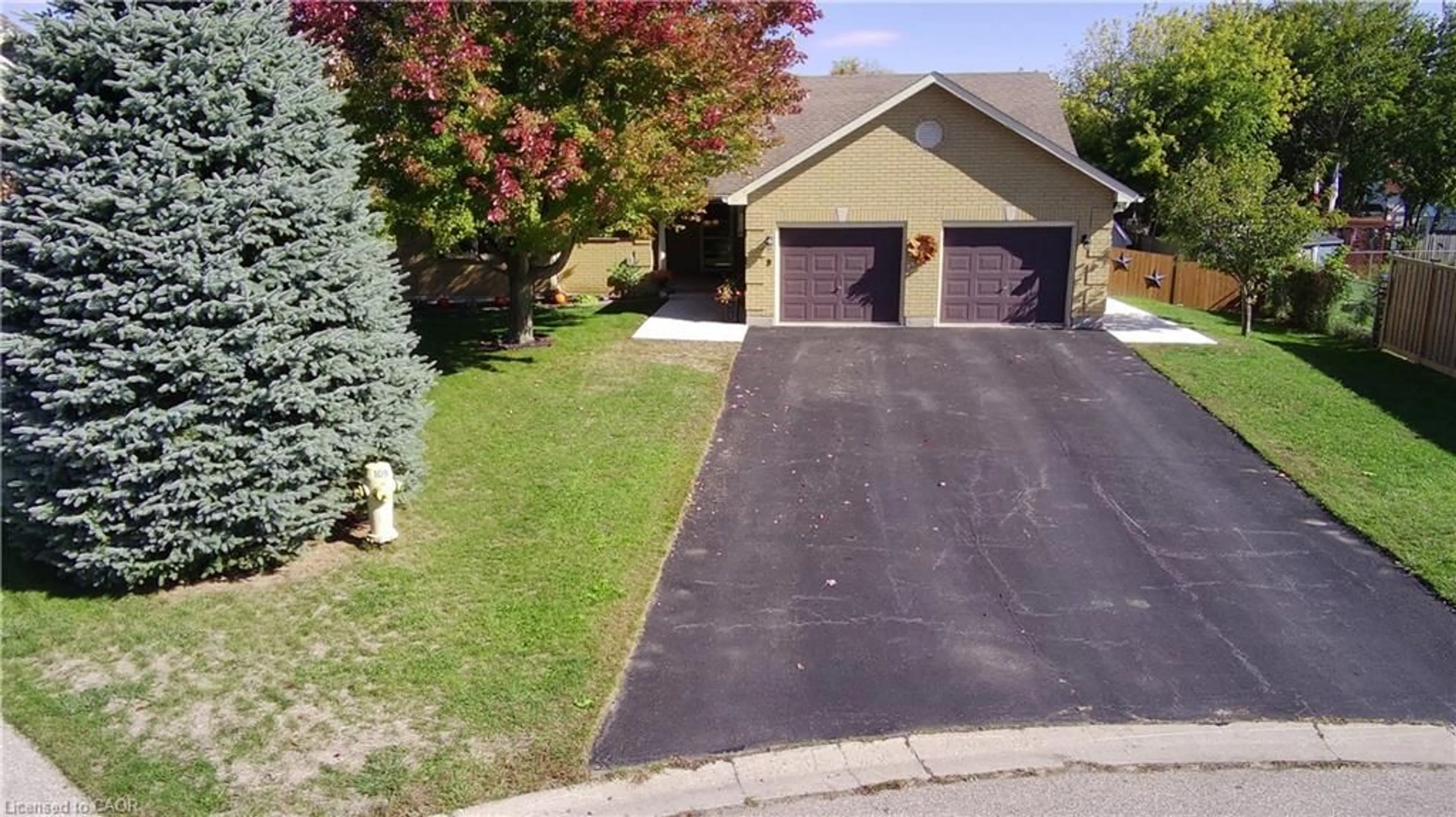 A pic from outside/outdoor area/front of a property/back of a property/a pic from drone, street for 8 Simon Crt, Waterford Ontario N0E 1Y0
