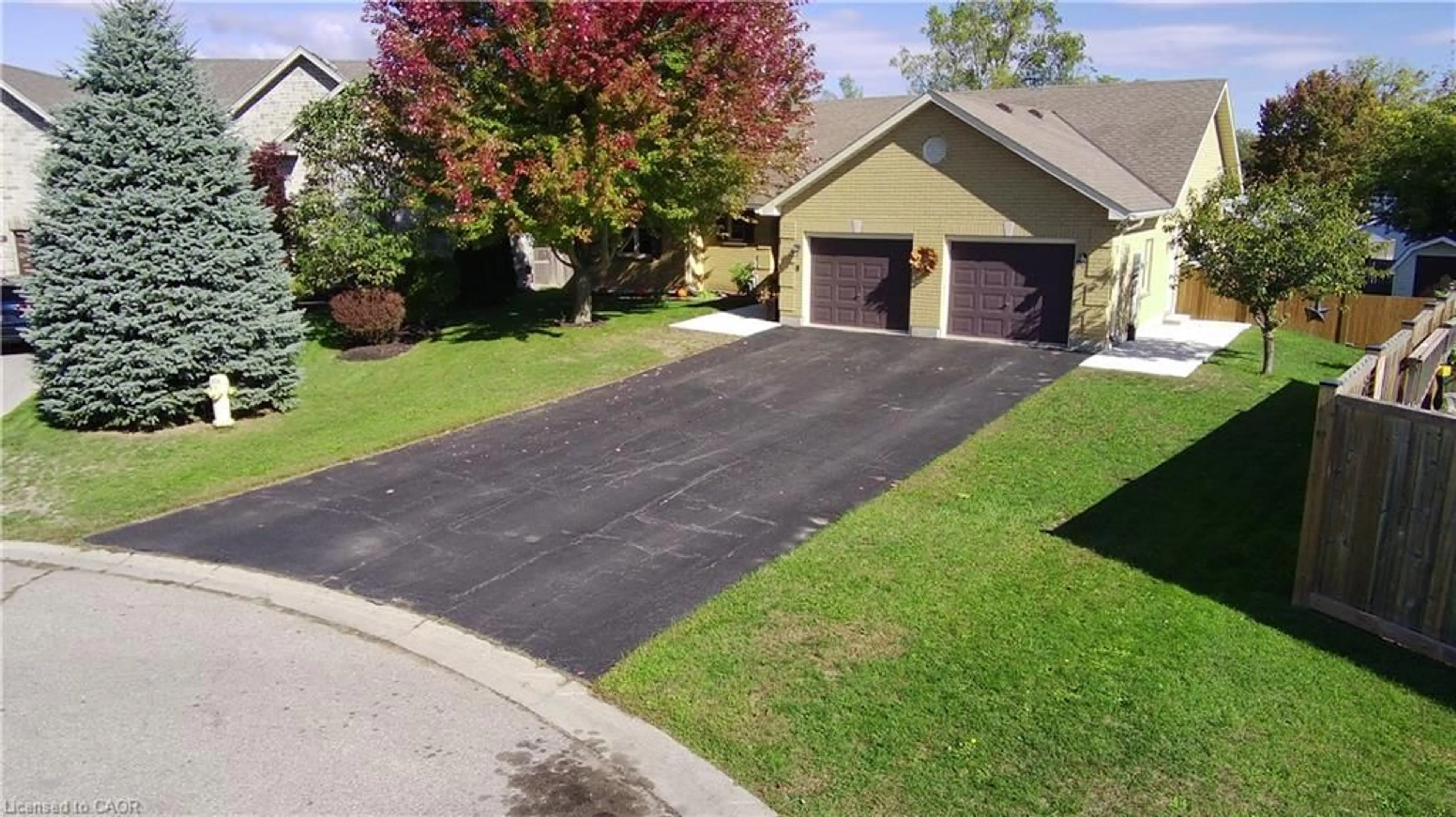 A pic from outside/outdoor area/front of a property/back of a property/a pic from drone, street for 8 Simon Crt, Waterford Ontario N0E 1Y0