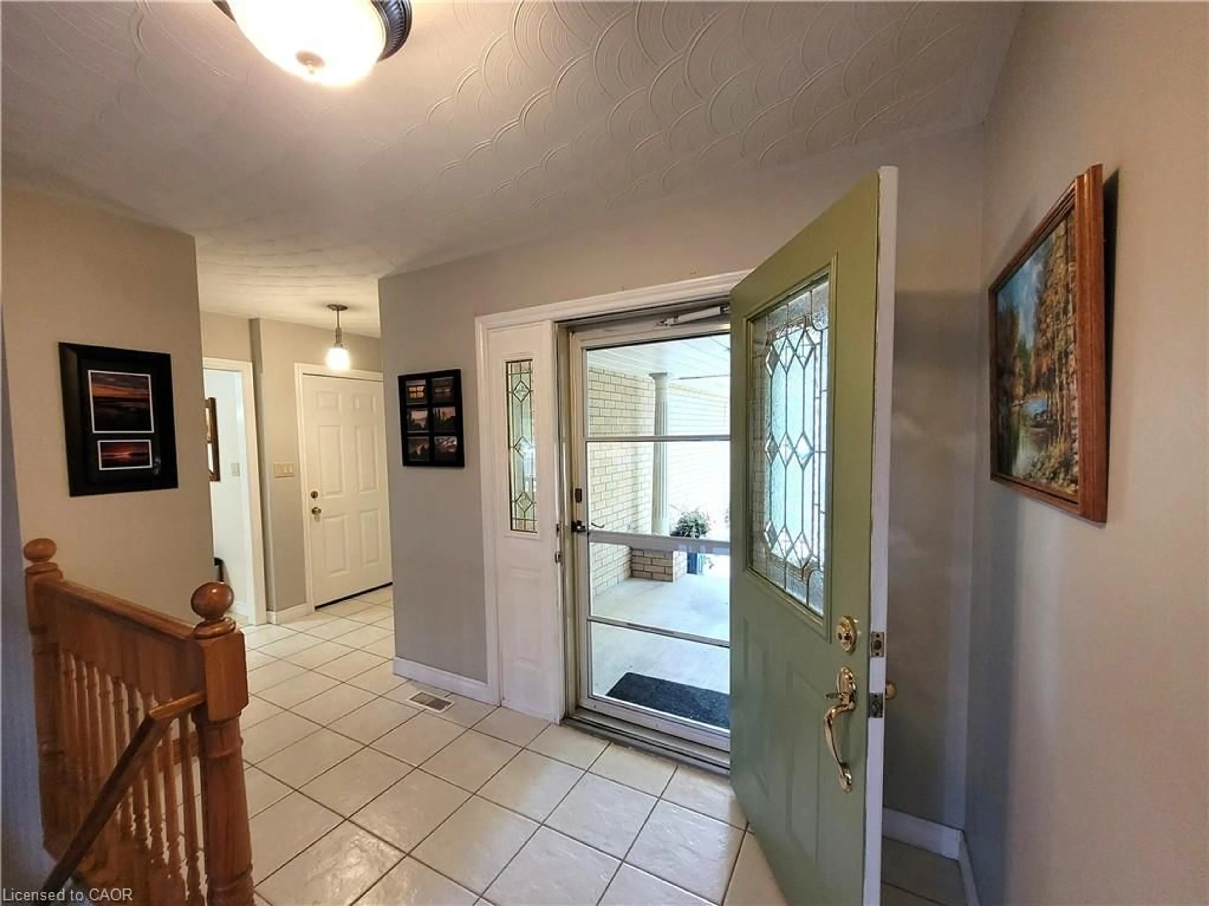 Indoor entryway for 8 Simon Crt, Waterford Ontario N0E 1Y0