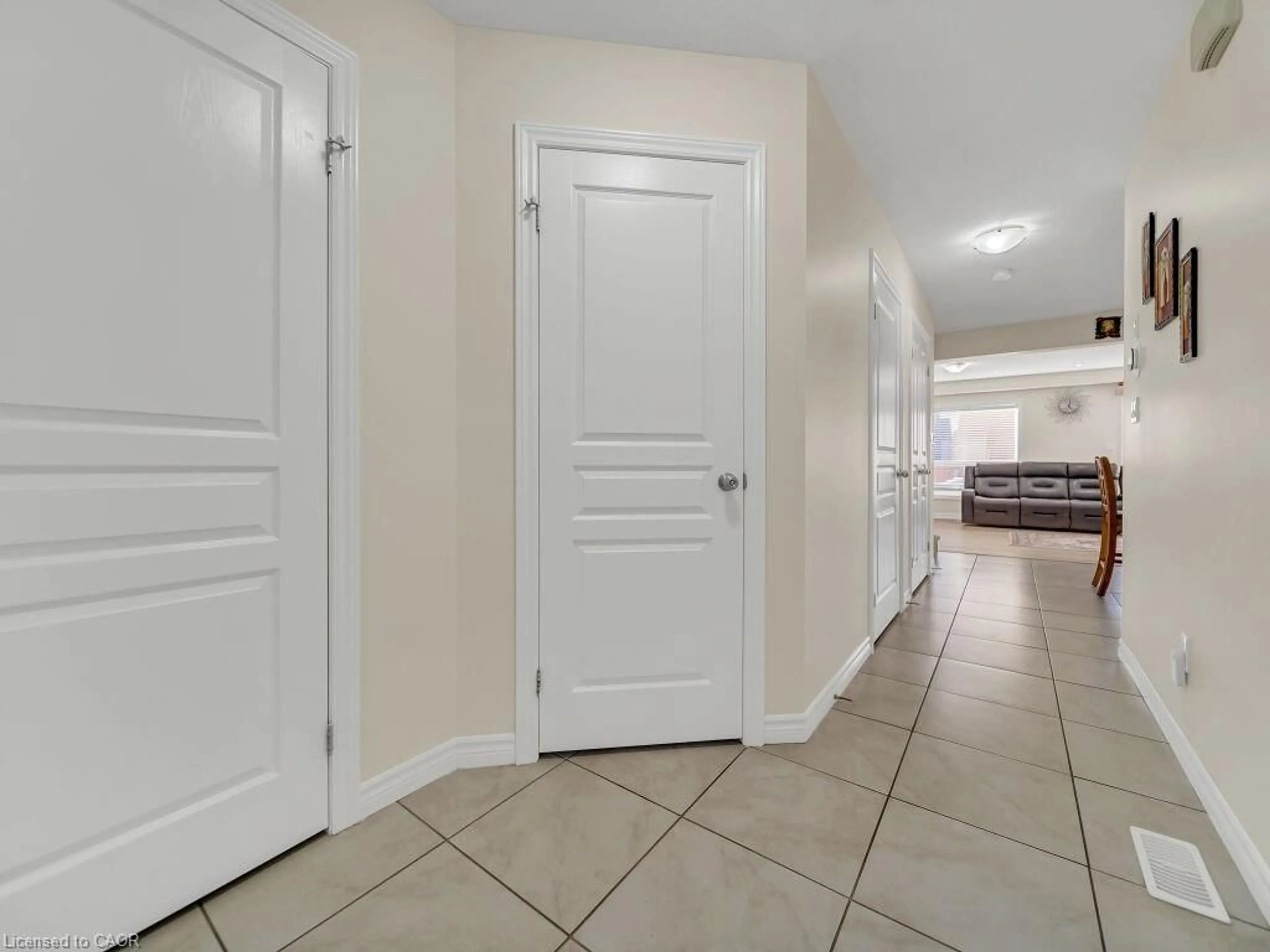Indoor entryway for 181 Summit Ridge Dr, Guelph Ontario N1E 0M1