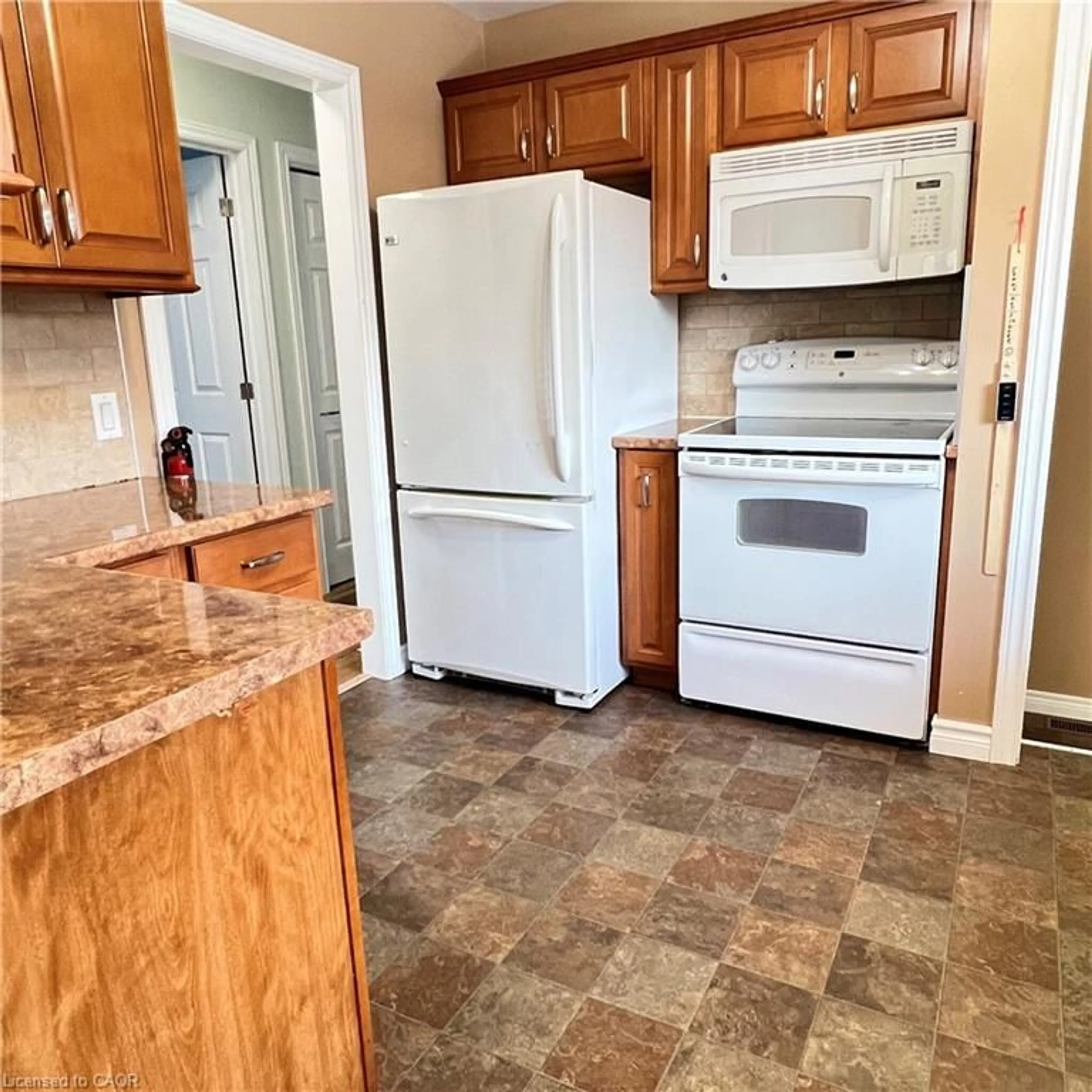 Standard kitchen, ceramic/tile floor for 32 Winnett St, Cayuga Ontario N0A 1E0