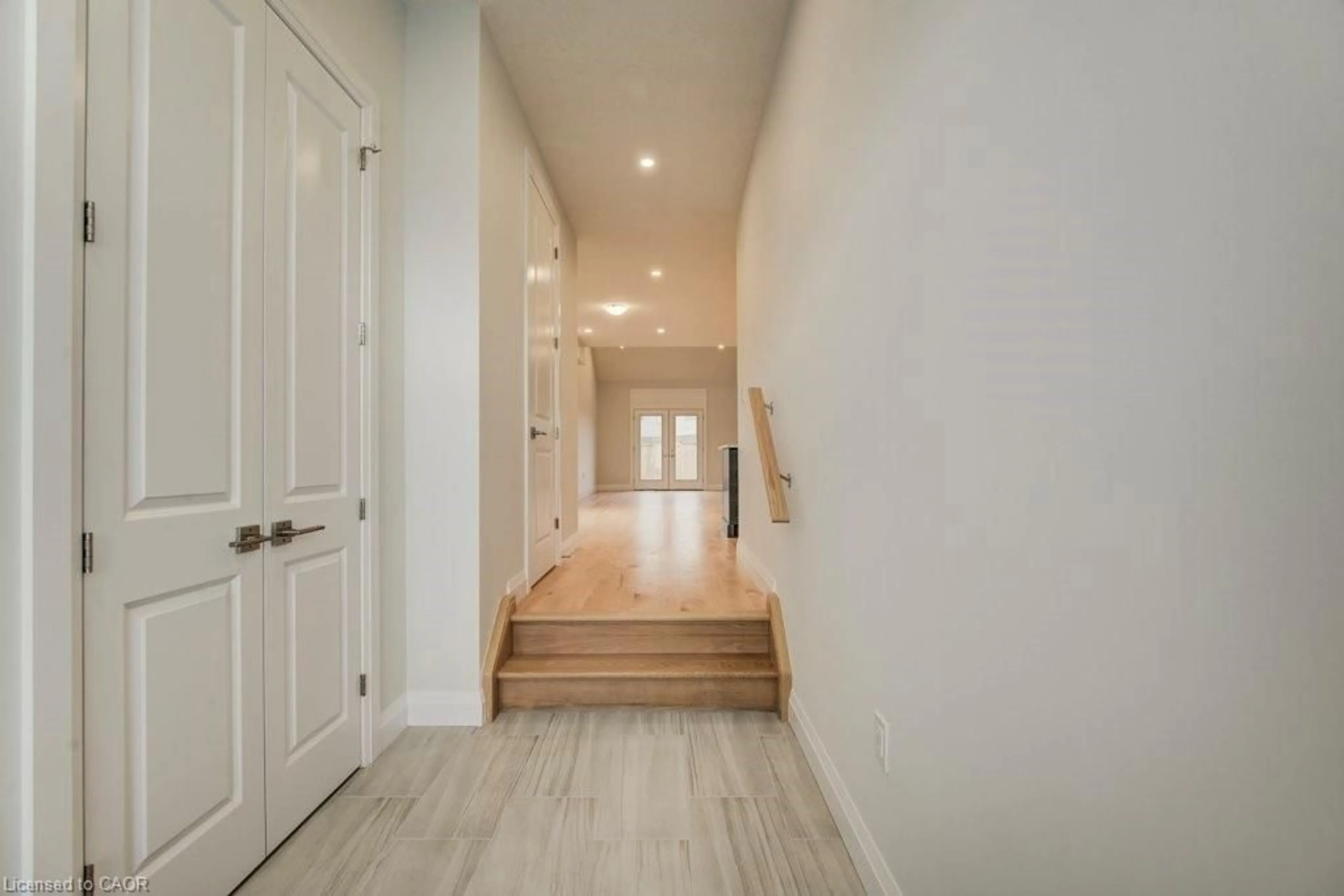 Indoor entryway for 236 Applewood St, Plattsville Ontario N0J 1S0