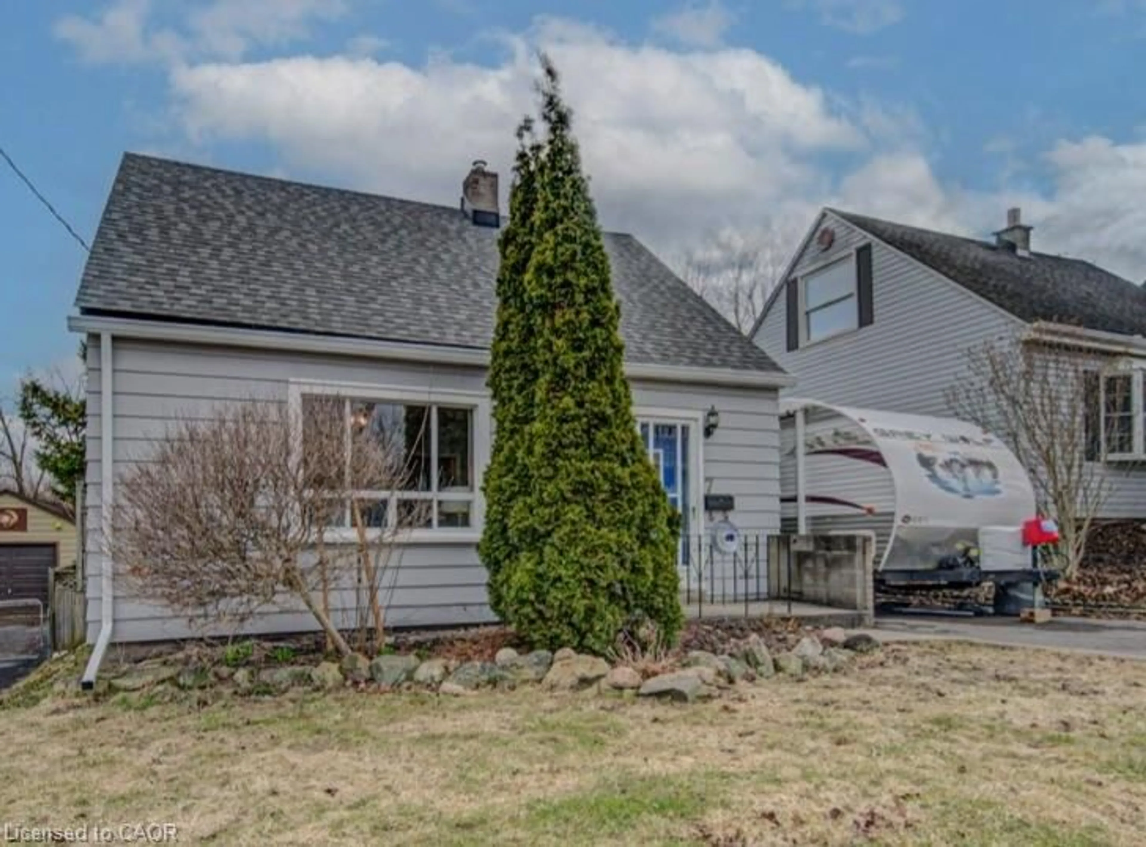 Home with vinyl exterior material, street for 7 Second Ave, Cambridge Ontario N1S 2B7