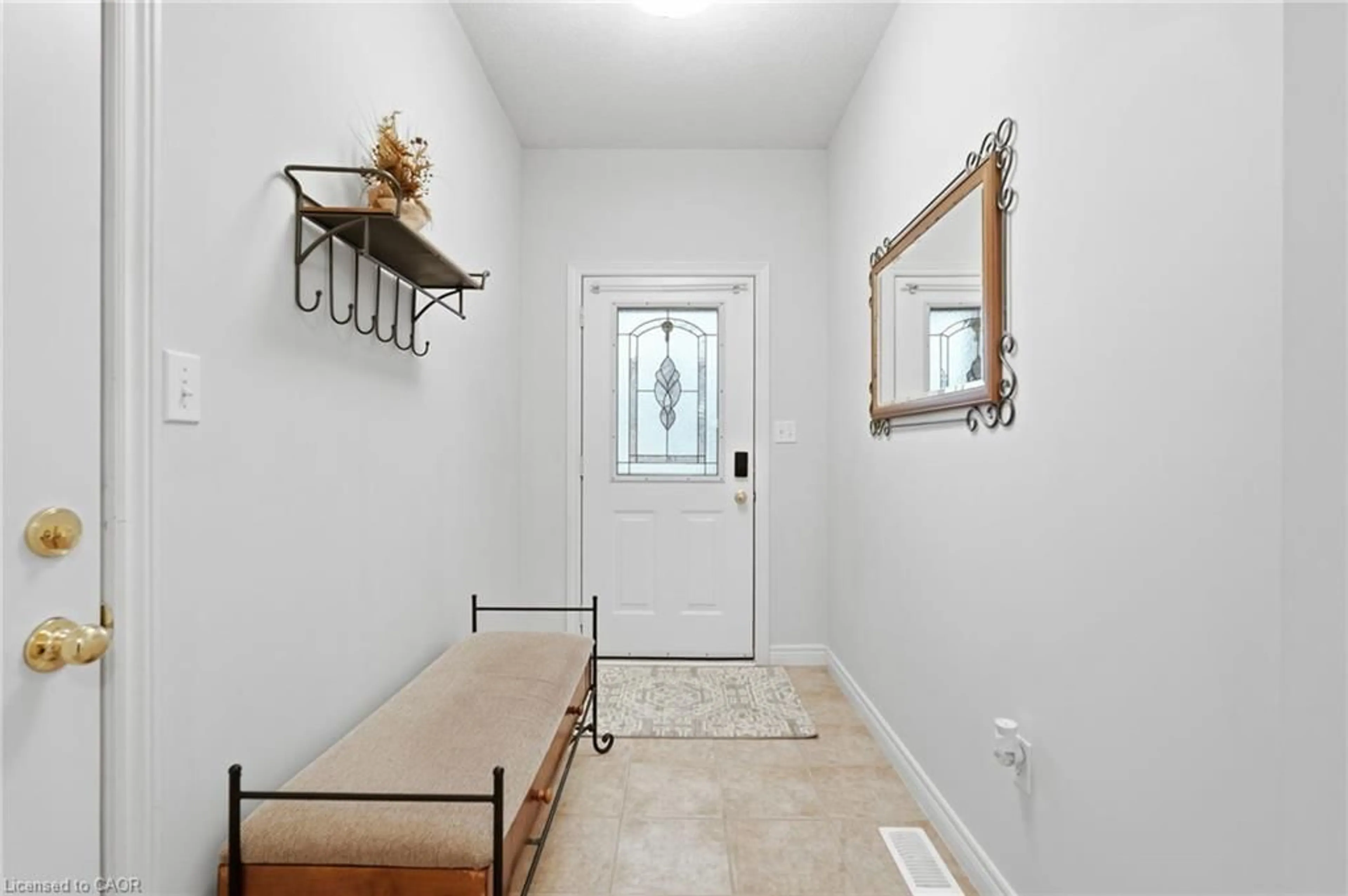 Indoor entryway for 26 Cathy Dr, Mount Hope Ontario L0R 1W0