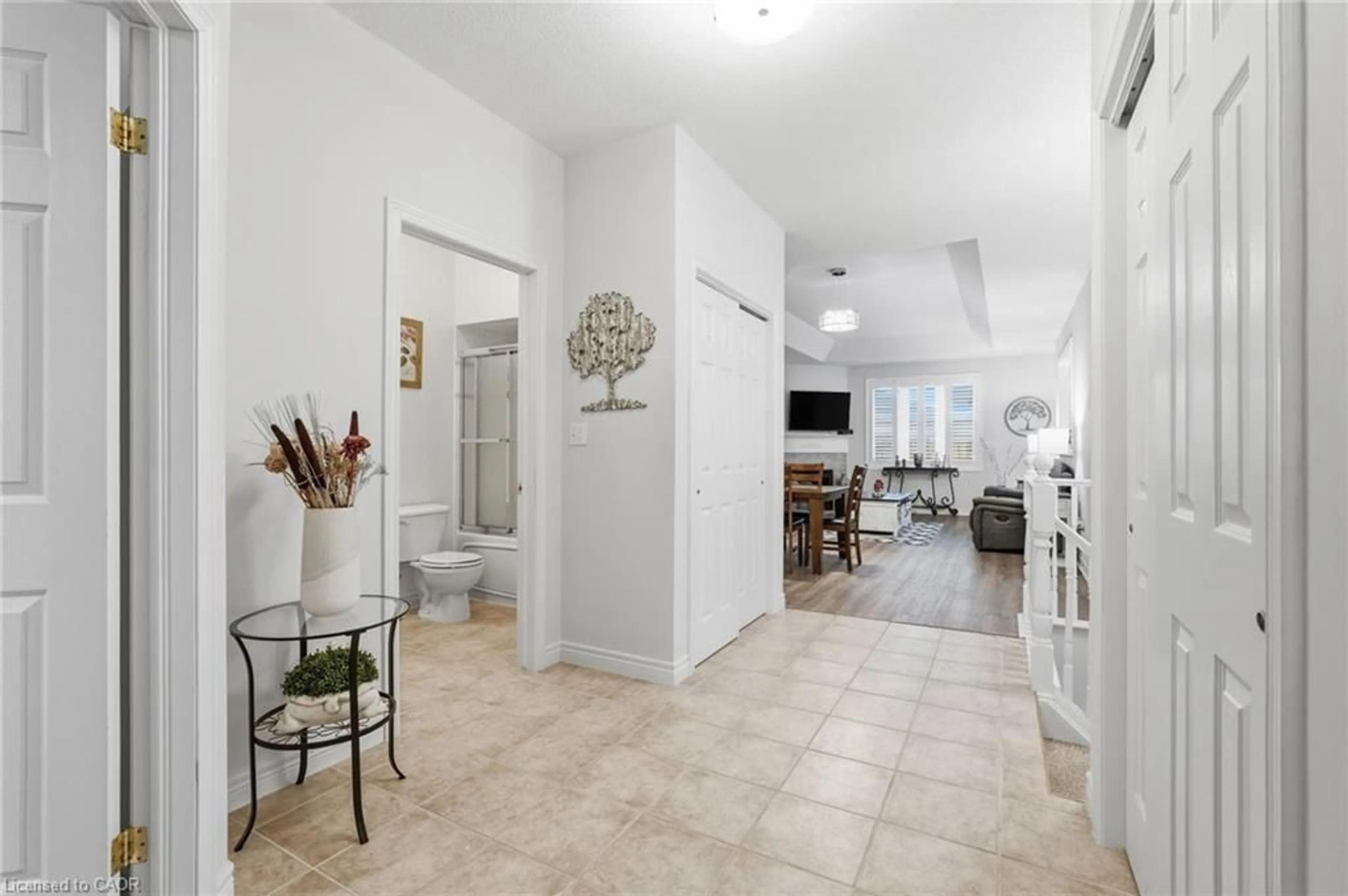 Indoor entryway for 26 Cathy Dr, Mount Hope Ontario L0R 1W0