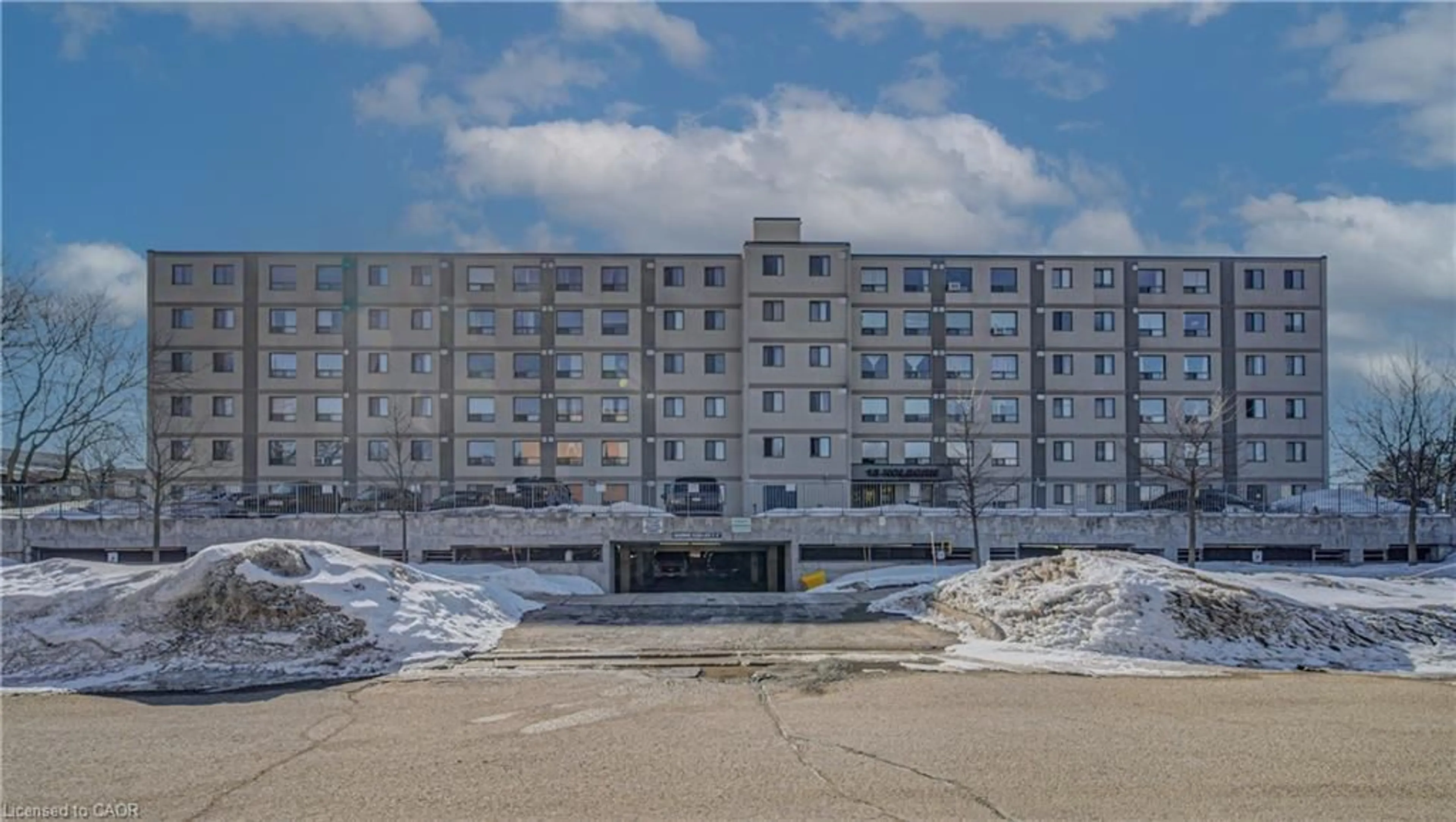Patio, building for 18 Holborn Crt #610, Kitchener Ontario N2A 4A1