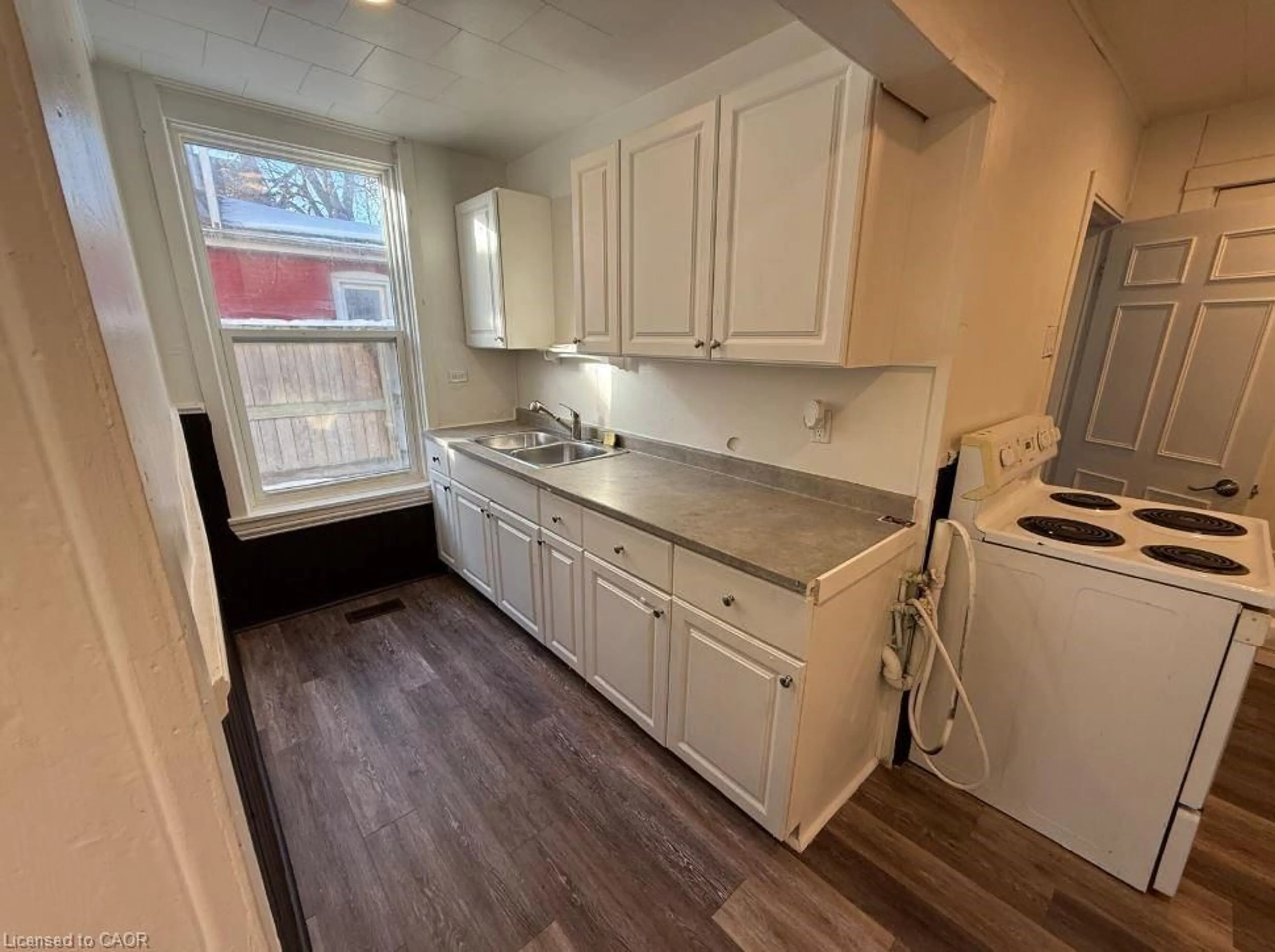 Standard kitchen, unknown for 35 Park Ave, Brantford Ontario N3S 5H2