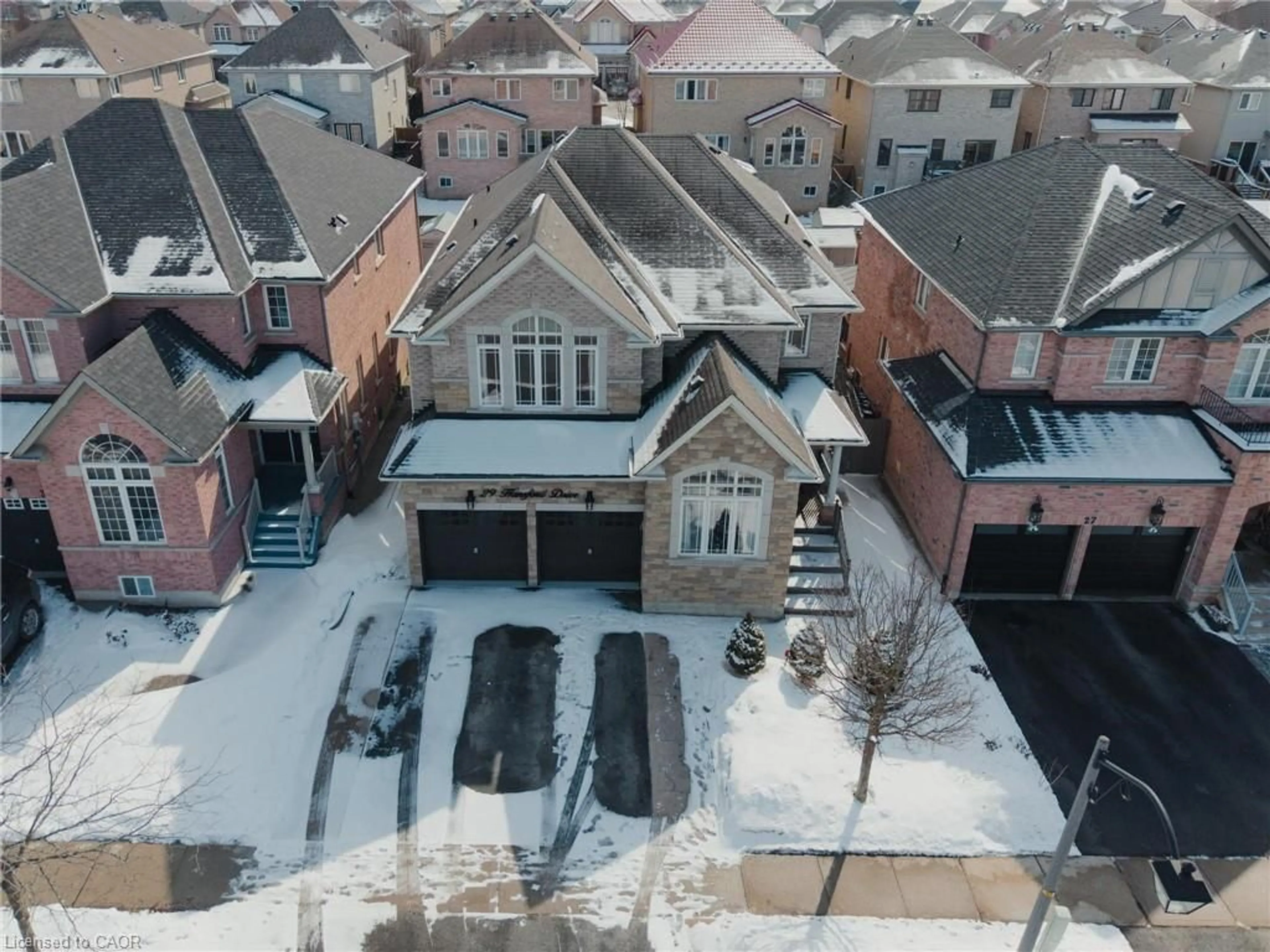 A pic from outside/outdoor area/front of a property/back of a property/a pic from drone, street for 29 Hansford Dr, Brantford Ontario N3S 0B6