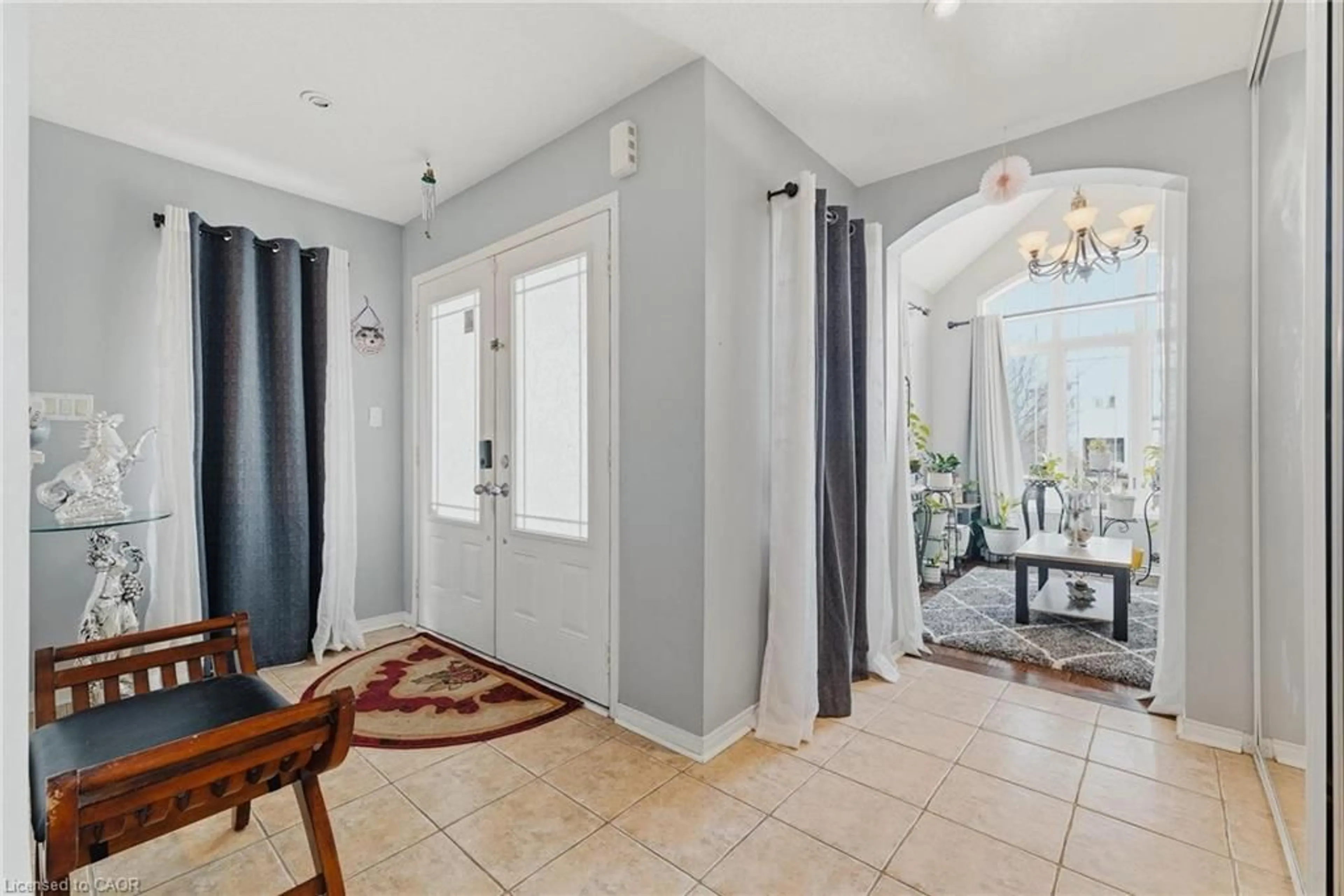 Indoor entryway for 29 Hansford Dr, Brantford Ontario N3S 0B6