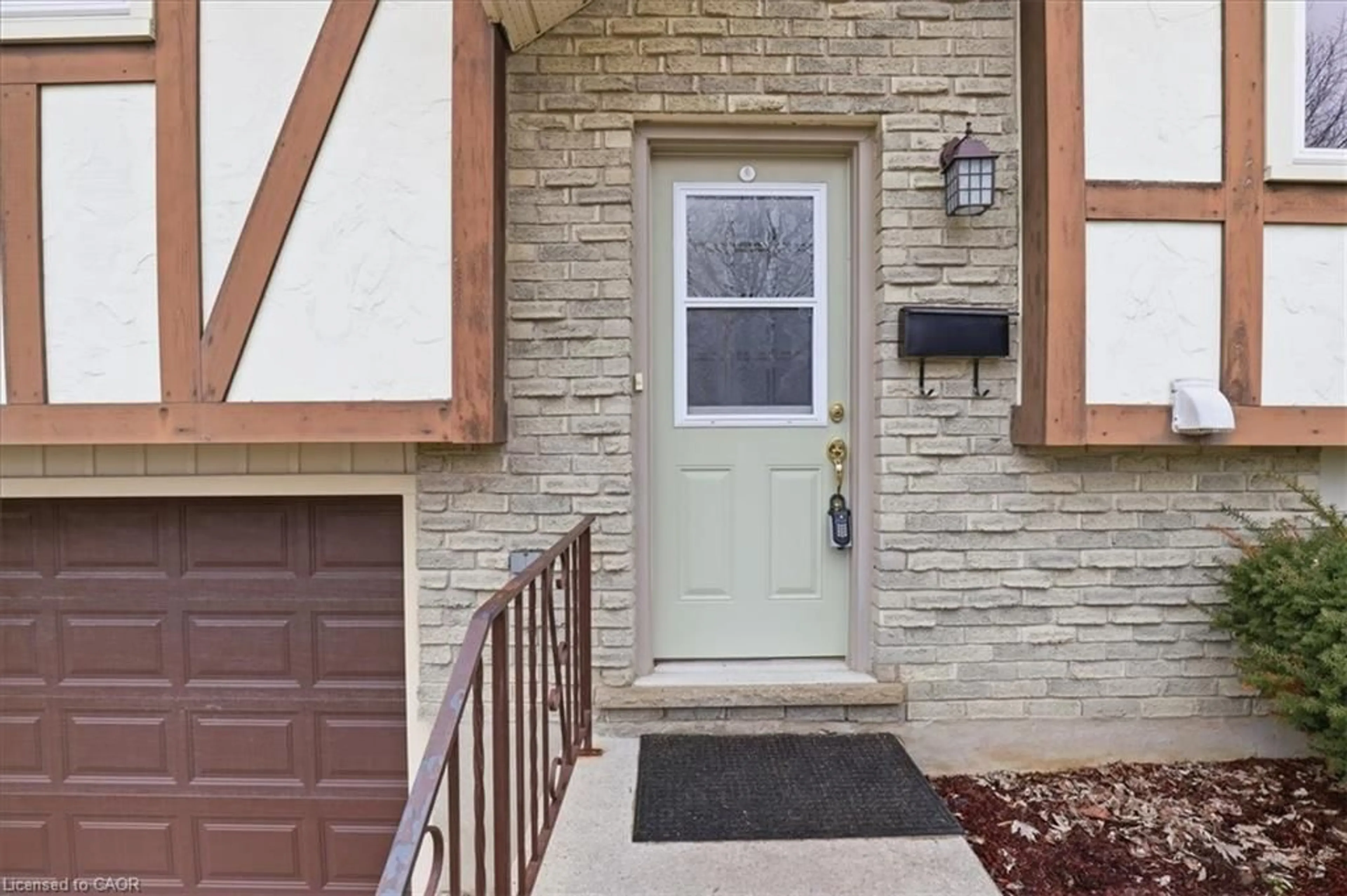 Indoor entryway for 105 White Pine Cres, Waterloo Ontario N2V 1B3