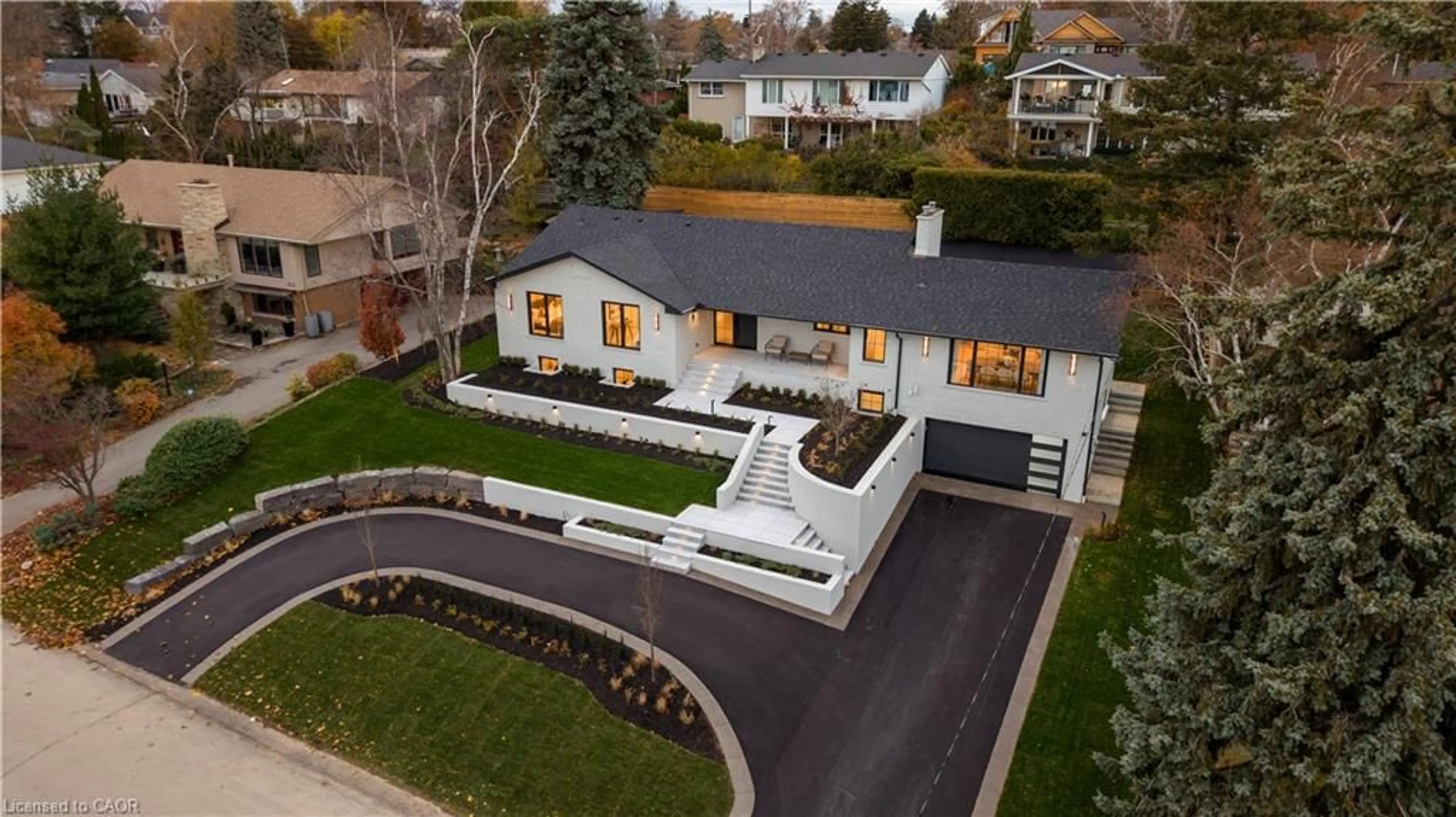 A pic from outside/outdoor area/front of a property/back of a property/a pic from drone, street for 841 Danforth Pl, Burlington Ontario L7T 1S1