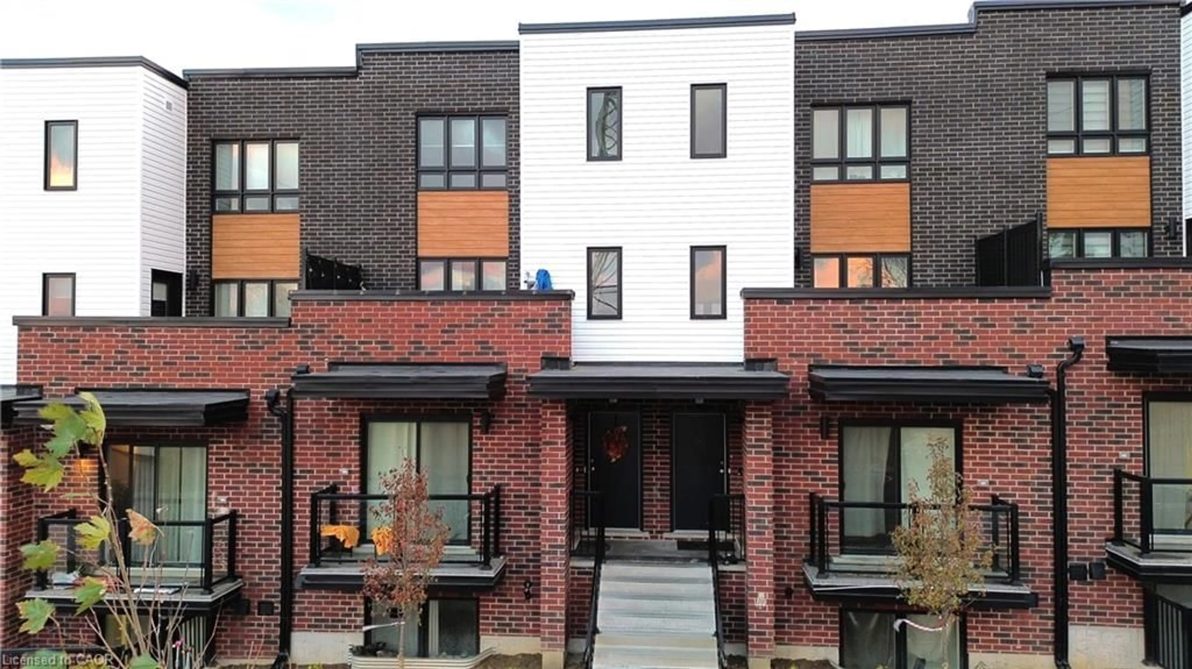 Home with brick exterior material, street for 287 Chapel Hill Dr, Kitchener Ontario N2R 0S4